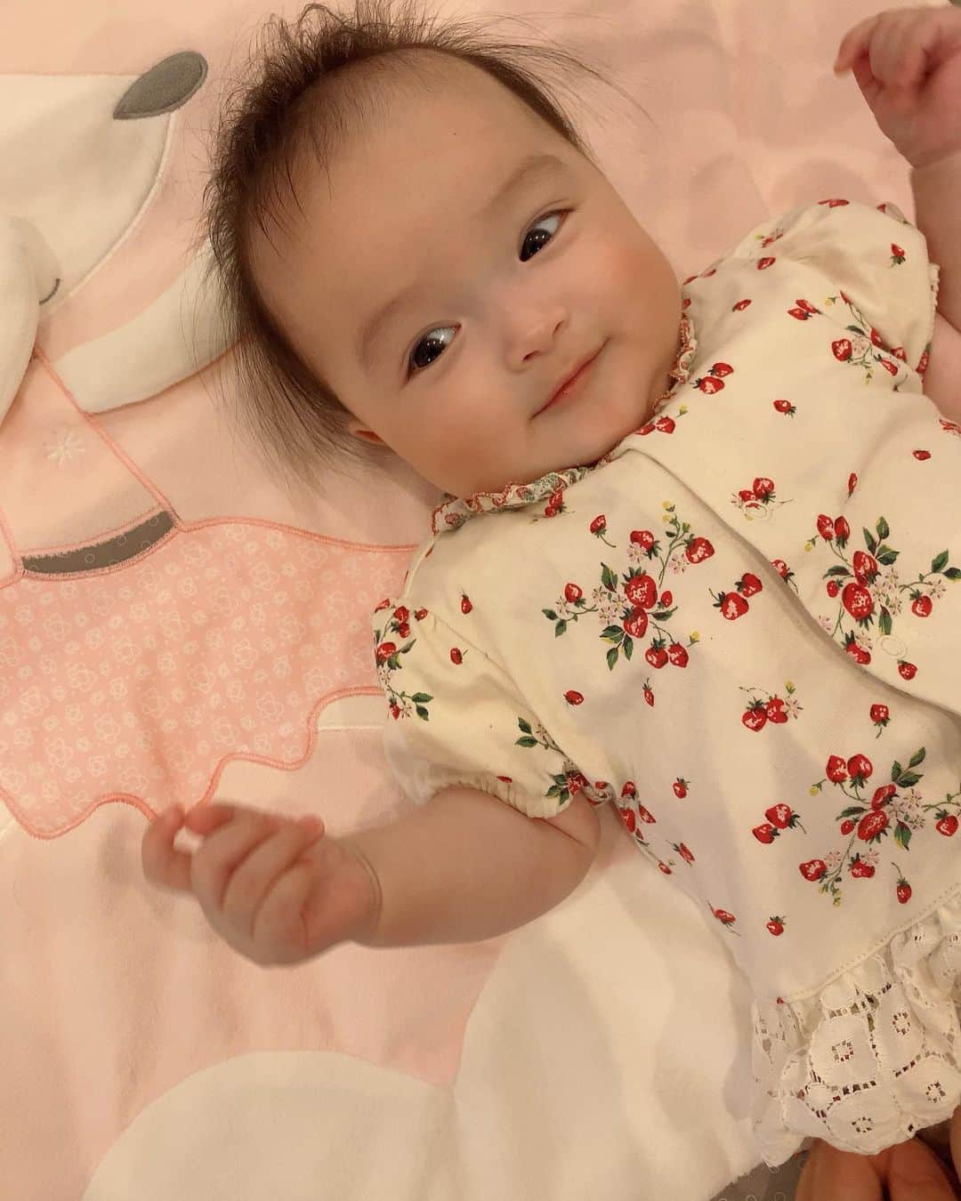 アレクサンダーのインスタグラム：「いちご🍓ちゃん❤️ #赤ちゃん #baby」