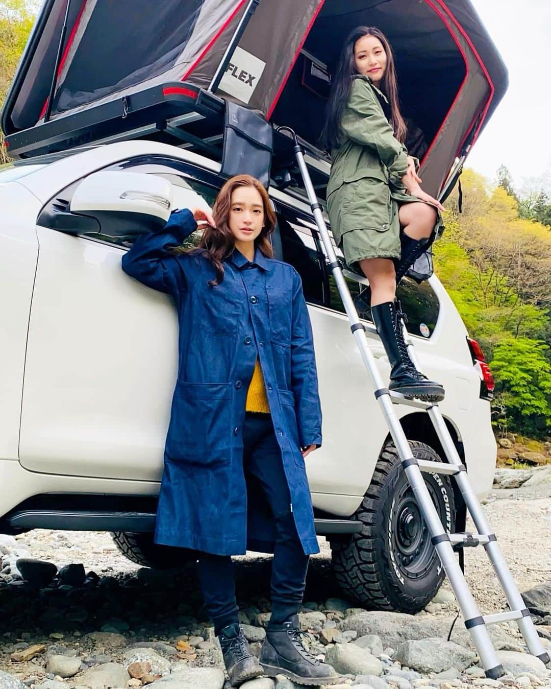 太田麻美のインスタグラム：「雑誌『レッツゴー4WD』6月号 本日発売✨ @lg4wd  なんと！表紙もやらせて頂いてます✨✨ 皆さん是非GETしてください😊  #lg4wd #flex #magazine #car #camp #camping #landcruiser #racequeen #model #レッツゴー4wd #フレックス #ランドクルーザー #フレックスランドクルーザー #ルーフトップテント #キャンプ #キャンプコーデ #キャンプ女子 #雑誌 #表紙」