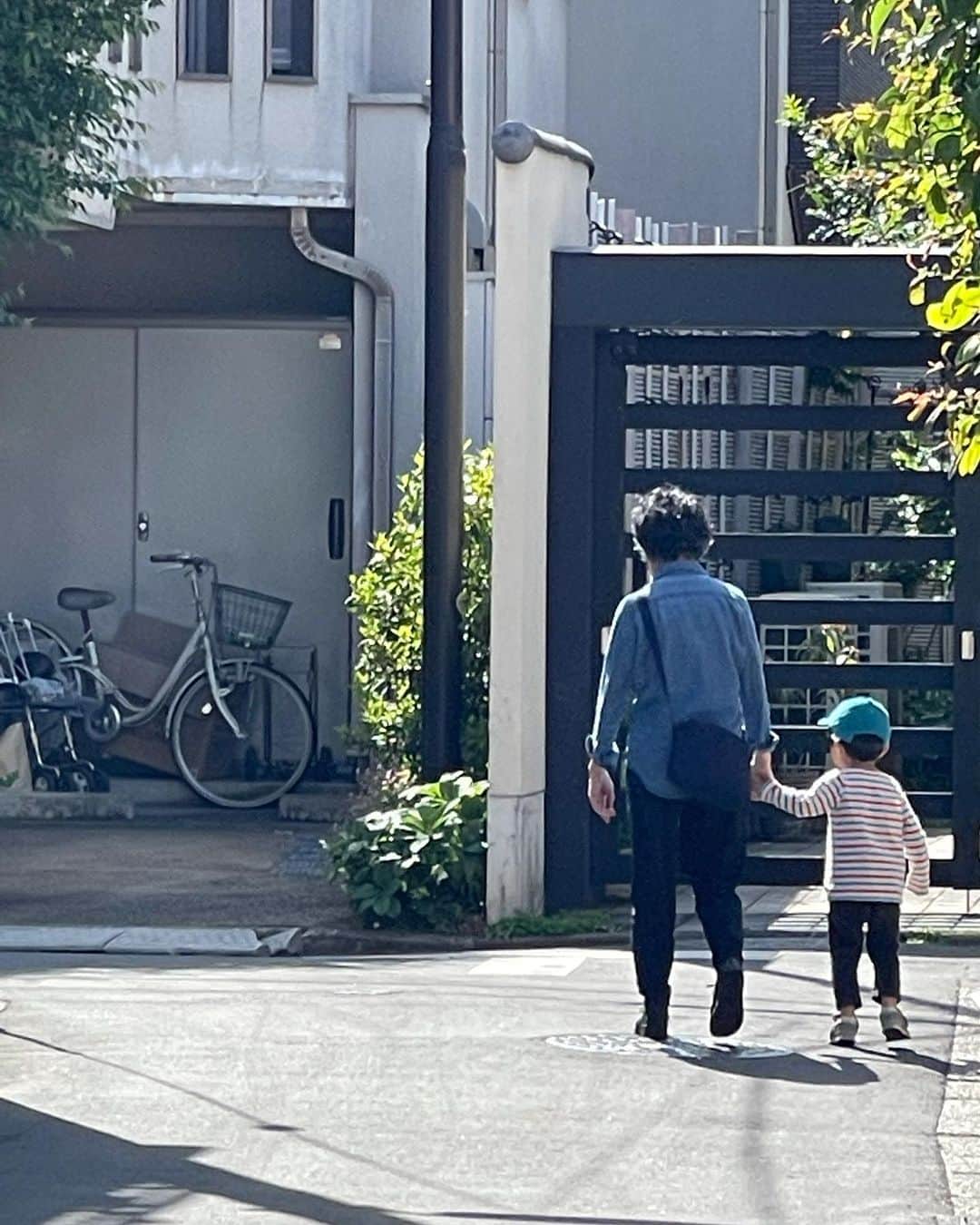 善し のインスタグラム：「息子とおばあちゃんの散歩を初めてのおつかいみたく遠くからついて行く。  タイムスリップしたように昔おばあちゃんと歩いてるのを思い出す。  後ろから見ていると明らかに主導権が息子にあって、どちらかというと連れられてるのはおばあちゃんの方。  でもそれくらい懐が深いところもおばあちゃんの魅力。  おばあちゃんと孫って、とんでもない絶妙なバランスで保たれてるんだなぁ。  凄く美しい時間でした。」