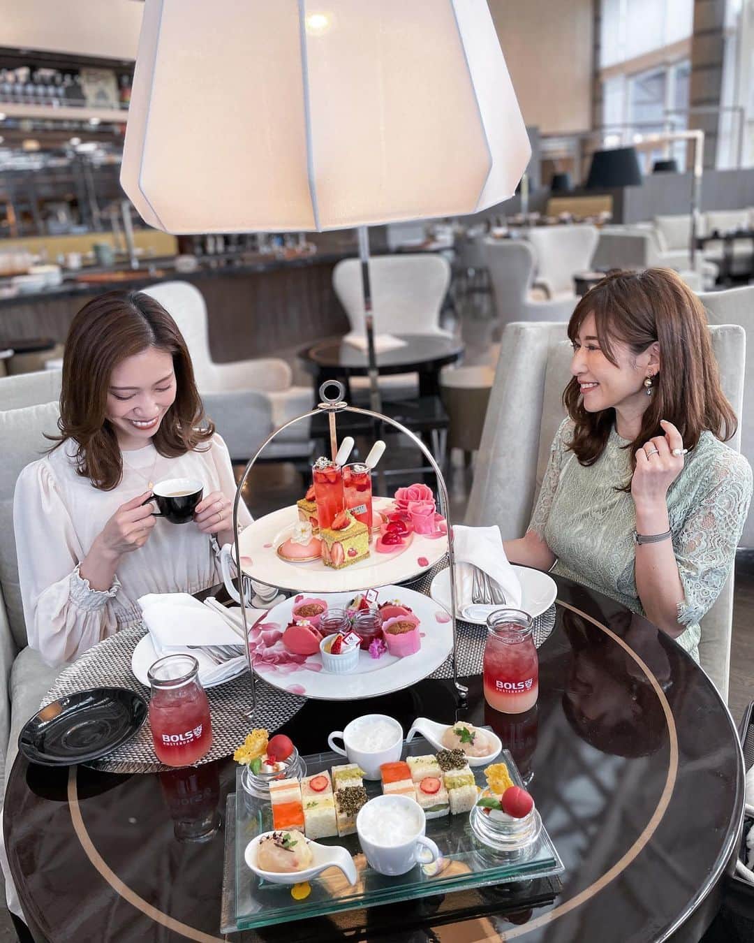 のインスタグラム：「𝐌𝐀𝐑𝐑𝐈𝐎𝐓𝐎 𝐓𝐎𝐊𝐘𝐎. 🌸 2ヶ月前に行った#アフタヌーンティー @miho_ishiguro ちゃんと✨ 今更だけど、まだ5/30までやってたので💦  期間限定の ストロベリーブロッサムアフタヌーンティー🍓✨ 苺と花がテーマでピンクですごく可愛かった🍓 量もちょうど良くて、1人前食べれたよ✨ テラス席もあって、天気がよければ外も気持ちよかった✨  📍東京都品川区北品川4-7-36 東京マリオットホテル ラウンジ＆ダイニング G  🚃品川駅から徒歩10分(シャトルバスあり)  📖2021年3月1日（月）～5月31日（月） 【4部制】10:30~／13:00～／15:30～ JPY 5,500（税サ込み）   ※緊急事態宣言中は、18:00~のハイティーに代わりアフタヌーンティーを提供。  #アフティー#東京カフェ #東京グルメ #東京ホテル #アフタヌーンティー巡り #アフタヌーンティーセット #アフタヌーンティー部 #カフェ巡り #カフェ部#東京観光 #東京カフェ巡り #東京アフタヌーンティー #ヌン活#ホワイトコーデ #ワンピースコーデ #お嬢様コーデ #ホテル女子会 #ホテルステイ」