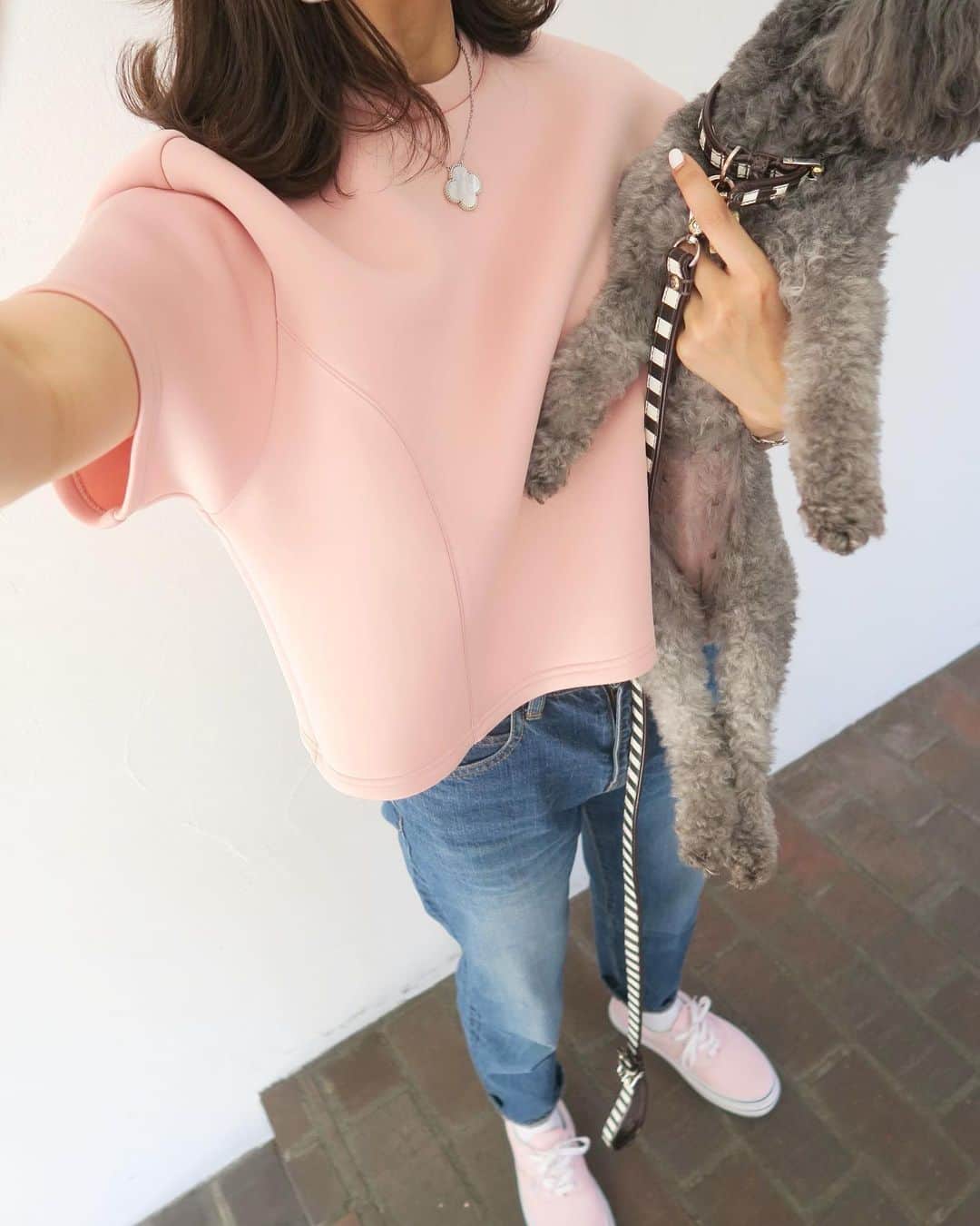 Mai Wakimizuのインスタグラム：「GWが終わり今日からお仕事再開！カプリも一緒に出勤です＼(^o^)／この夏絶対に出番が多いであろうボンディングトップス。ピンクでもデニムとのスタイリングだと甘くなり過ぎず着れます♡Tシャツでは出せないこの立体感あるシルエット、我ながら良い感じに仕上がったと思う一枚♡ #wakkinstyle#ootd#coordinate tops:#linkable @linkable_official(今夜23:59まで予約販売中) denim:#linkable @linkable_official  shoes:#vans #愛犬カプリ#トイプードル」