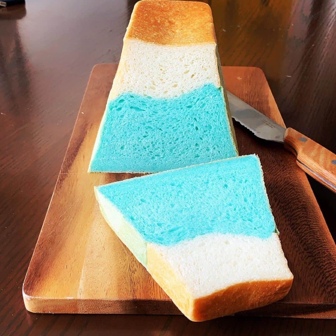 志摩有子さんのインスタグラム写真 - (志摩有子Instagram)「わーい！わーい！ 食いしん坊仲間の　@hidemoey ちゃんが送ってくれた富士山食パンが届いた！ この逆さ富士がやってみたかった。 なんだかおめでたくて気分が上がる。 ちなみにブルーの部分は巨峰のジュースを使っているそう。ほんのり甘くて美味。 美味しいお福分けをありがとー。  #富士山食パン @fujisan_shokupan  #お福分け #逆さ富士 #鏡富士」5月6日 15時34分 - ariko418