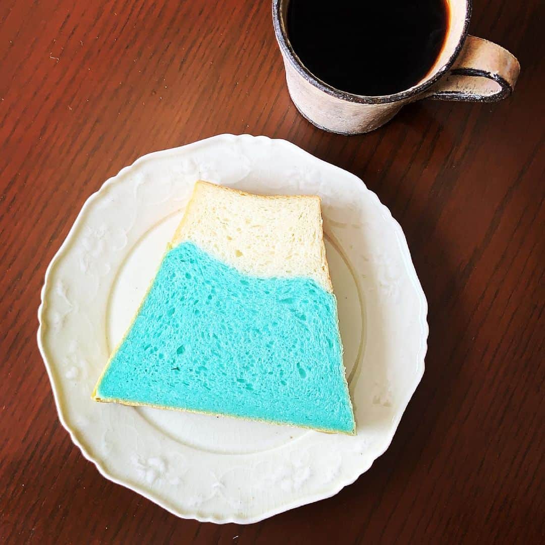 志摩有子さんのインスタグラム写真 - (志摩有子Instagram)「わーい！わーい！ 食いしん坊仲間の　@hidemoey ちゃんが送ってくれた富士山食パンが届いた！ この逆さ富士がやってみたかった。 なんだかおめでたくて気分が上がる。 ちなみにブルーの部分は巨峰のジュースを使っているそう。ほんのり甘くて美味。 美味しいお福分けをありがとー。  #富士山食パン @fujisan_shokupan  #お福分け #逆さ富士 #鏡富士」5月6日 15時34分 - ariko418