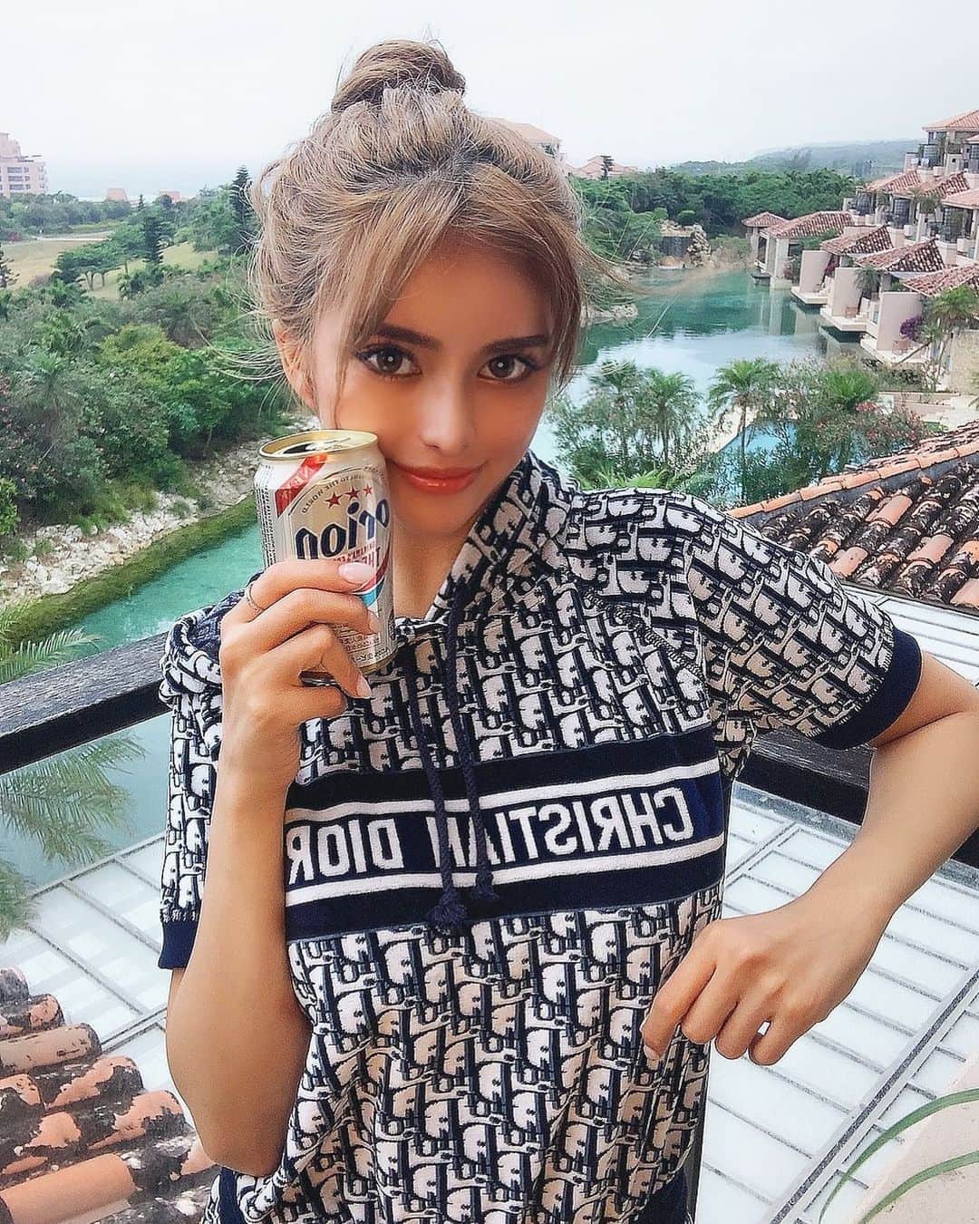 KIKOのインスタグラム：「オリオンビール🥱🧡🧡🧡🧡  メイクを濃くしてみたの🐶🤍🍿  #okinawa」