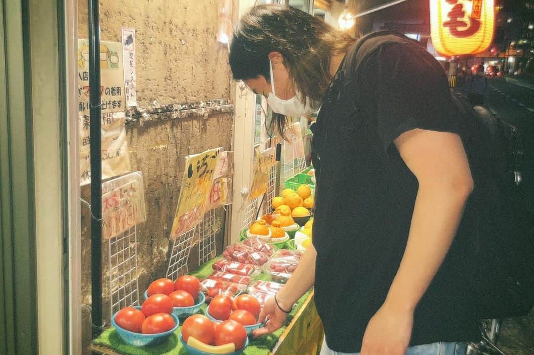 ぺろ愛男爵のインスタグラム：「八百屋でパシャリ。」