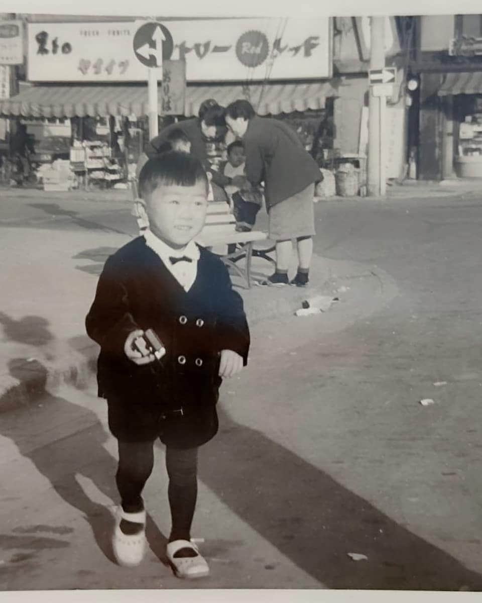 さゆりさんのインスタグラム写真 - (さゆりInstagram)「昨日東京のお仕事延期になったので🌼お家でお写真整理を〜🥰 幼稚園のお写真出てきました〰🤩 震災で子供の頃の写真ほとんどダメになっちゃったので大事にしなきゃ😆  #白黒です❕🤣 #オシャレ加工でなく😅💦 #天然白黒です〰🤣 #かつみさんも #もちろん❕ #白黒です🤣 #しかも土〰🤣🤣🤣 #アスファルトになる前〰🤣 #京都市内もまだ土です😆 #リアル３丁目の夕日 です〰🤣 #きゃ〰😆😆😆 #かつみさゆり #さゆり」5月6日 21時18分 - katsumisayuri_sayuri
