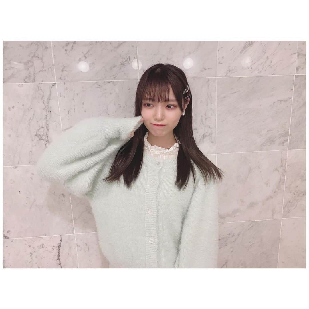 岩田陽菜さんのインスタグラム写真 - (岩田陽菜Instagram)「前のお話会の時の〜🍀✨﻿ ﻿ ミントグリーンな色は珍しいけど、似合うかな？色んな色に挑戦したいなぁ☺️﻿ ﻿ ﻿ ﻿ ﻿ #カーディガン #NICECLAUP#green#ミントグリーン﻿ #skirt﻿ #shoes#murua﻿ #春服#spring#springfashion#fashion#ヘアアレンジ#ストレート#ヘアピン#サンダル﻿」5月6日 21時14分 - hina_naso_stu48