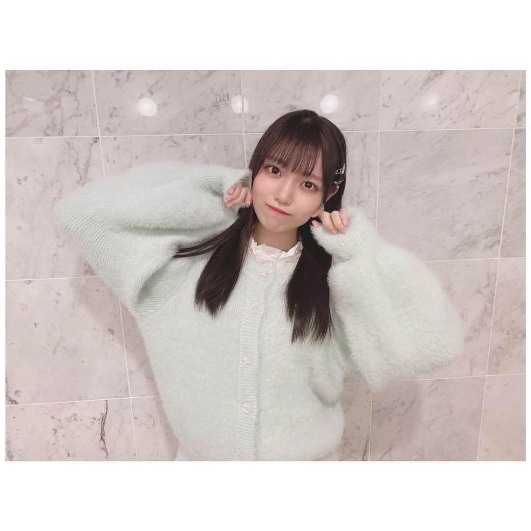 岩田陽菜のインスタグラム：「前のお話会の時の〜🍀✨﻿ ﻿ ミントグリーンな色は珍しいけど、似合うかな？色んな色に挑戦したいなぁ☺️﻿ ﻿ ﻿ ﻿ ﻿ #カーディガン #NICECLAUP#green#ミントグリーン﻿ #skirt﻿ #shoes#murua﻿ #春服#spring#springfashion#fashion#ヘアアレンジ#ストレート#ヘアピン#サンダル﻿」