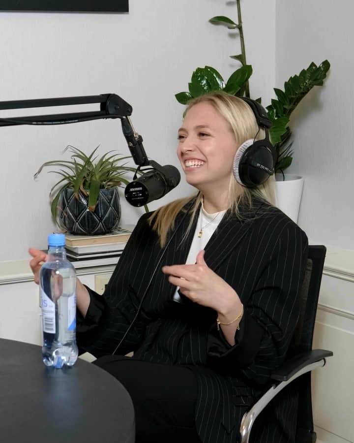 ソンドレ・オドヴォル・ボーのインスタグラム：「dagens gjest i bak gullmedaljen er @ingeborglw 🤍 vi hadde en utrolig fin samtale om hennes kjærlighet for musikk, deltagelsen hennes på Stjernekamp og en litt vanskelig tid i livet hennes.. link i bio til episoden! Ligger alle steder du hører podcast ❤️」