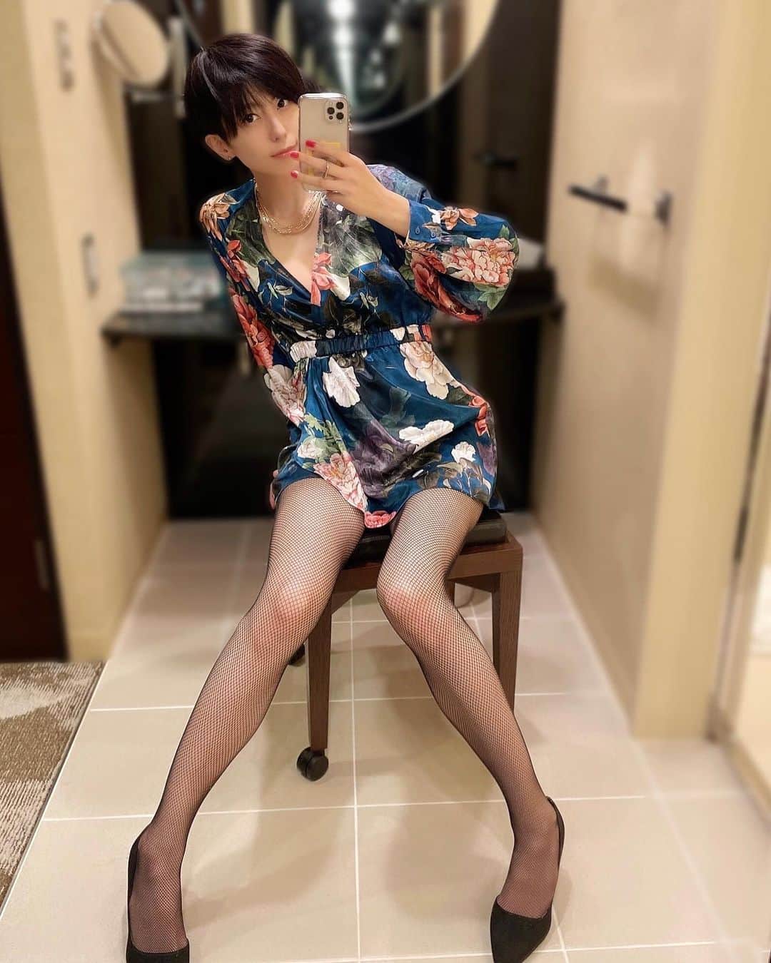 乃亜のインスタグラム：「❤︎ ・ ・ ・  #portrait #shotting #Japanesegir #followme  #selfie #ショートヘア #インスタグラビア #グラビア #網タイツ #脚フェチ #ハイヒール #着衣グラビア  #セクシーショット  #被写体 #AV女優 #セクシー女優 #痴女優 #痴女 #乃亜」