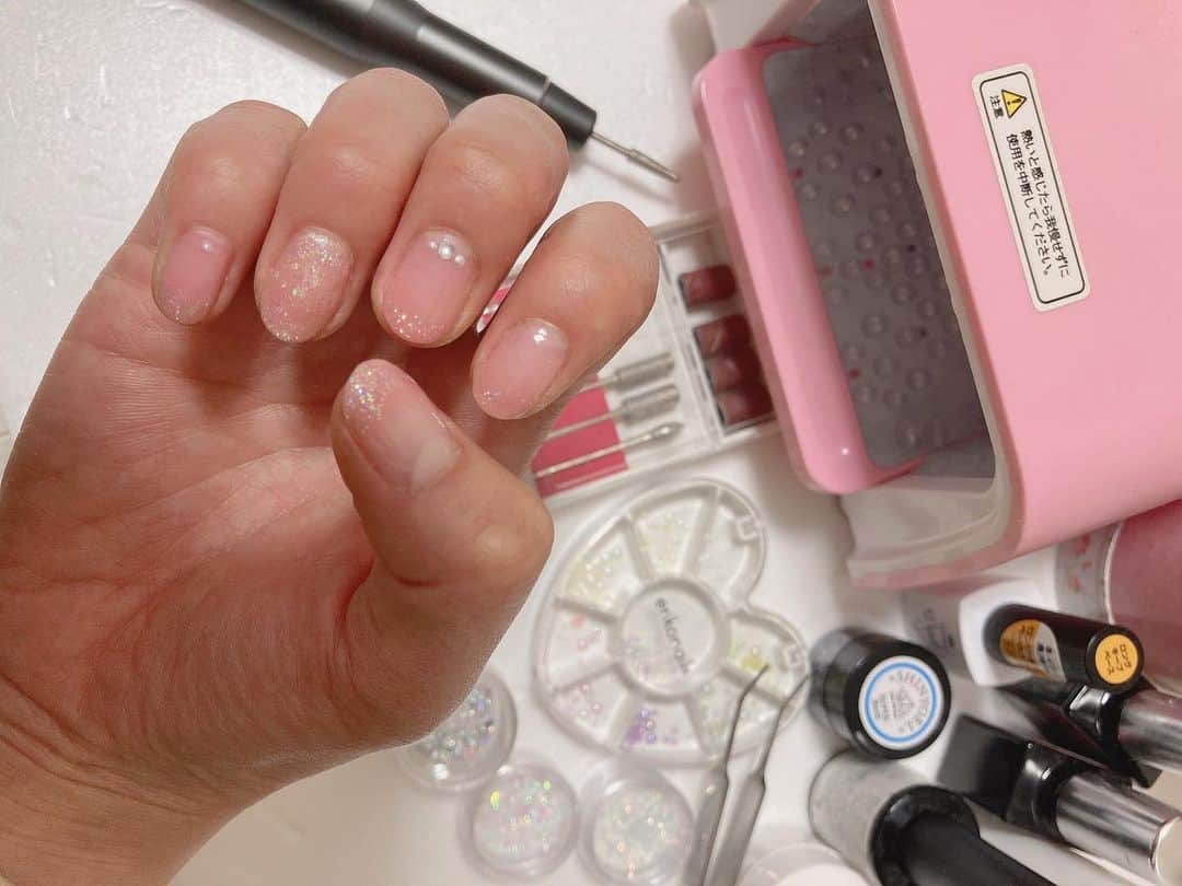 のインスタグラム：「お花作りの合間にセルフネイル💅自分でやるときは、気付く人は気づく、くらいの自己満足レベルのさりげないのがほとんど。撮影とかあっても、これくらいならオッケーな現場が多いしね👀✌️  #セルフネイル #ジェルネイル #ナチュラルネイル  #オフィスネイル  #グラデーション #ラメ #ラインストーン #パール #ナチュラルピンク  #ナチュラルピンクネイル  #nails  #naildesign  #nailart  #nailstagram」