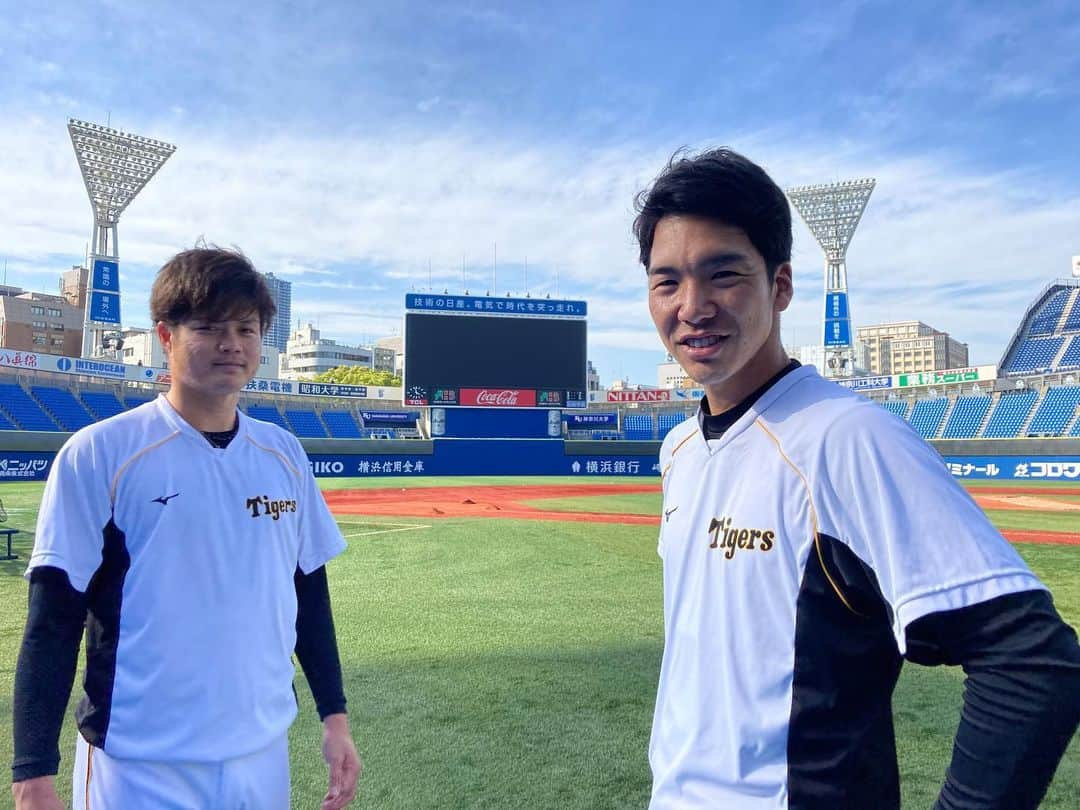 阪神タイガースさんのインスタグラム写真 - (阪神タイガースInstagram)「明日からは横浜スタジアムでDeNAとの3連戦！ 今日の練習前の様子です‼︎  #チェンウェイン 選手#陳偉殷 選手#原田通訳 #伊藤将司 選手#小野泰己 選手#守屋功輝 選手#馬場皐輔 選手 #阪神タイガース #挑超頂」5月6日 18時08分 - hanshintigers_official