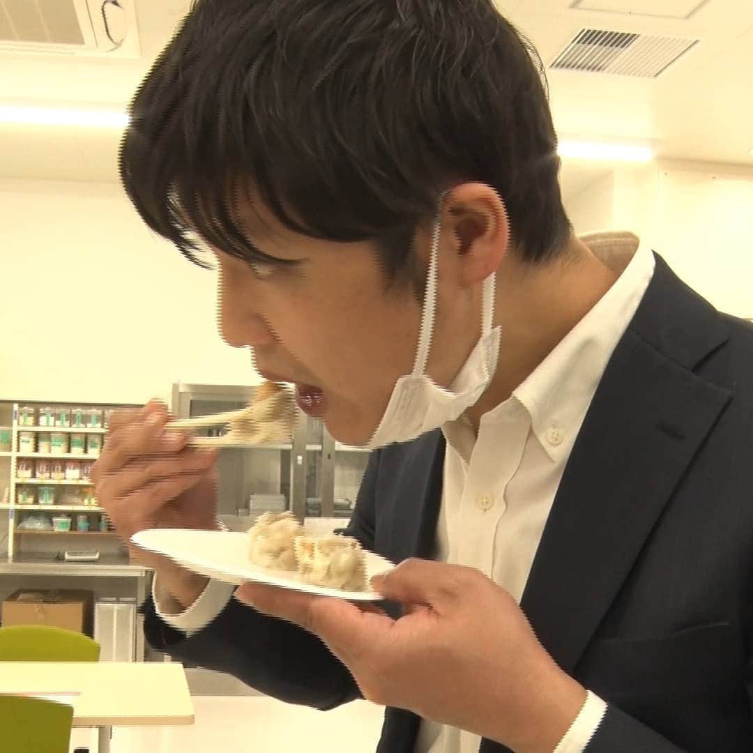 テレビ東京「ガイアの夜明け」さんのインスタグラム写真 - (テレビ東京「ガイアの夜明け」Instagram)「【ガイアの夜明け】 5月7日(金)　夜10時『冷凍食品の熱い闘い！』  巣ごもり生活が続き、毎日の食事を作るのも大変。 今回は、そんな食事のバリエーションを増やしてくれる冷凍食品に注目しました。 そのまま食べるもよし、ひと手間加えたアレンジ料理で食べるのもよし。 そんな冷凍食品を、今が広げるチャンスとみて「シューマイ」そして「スイーツ」を開発する人たちを取材しています。  ≪ロケ≫ スカート#CYCLAS #COCOSHNIK ≪スタジオ≫ スカート#CYCLAS #COCOSHNIK ≪取材≫ #ローソン #味の素冷凍食品」5月6日 18時20分 - gaia_no_yoake