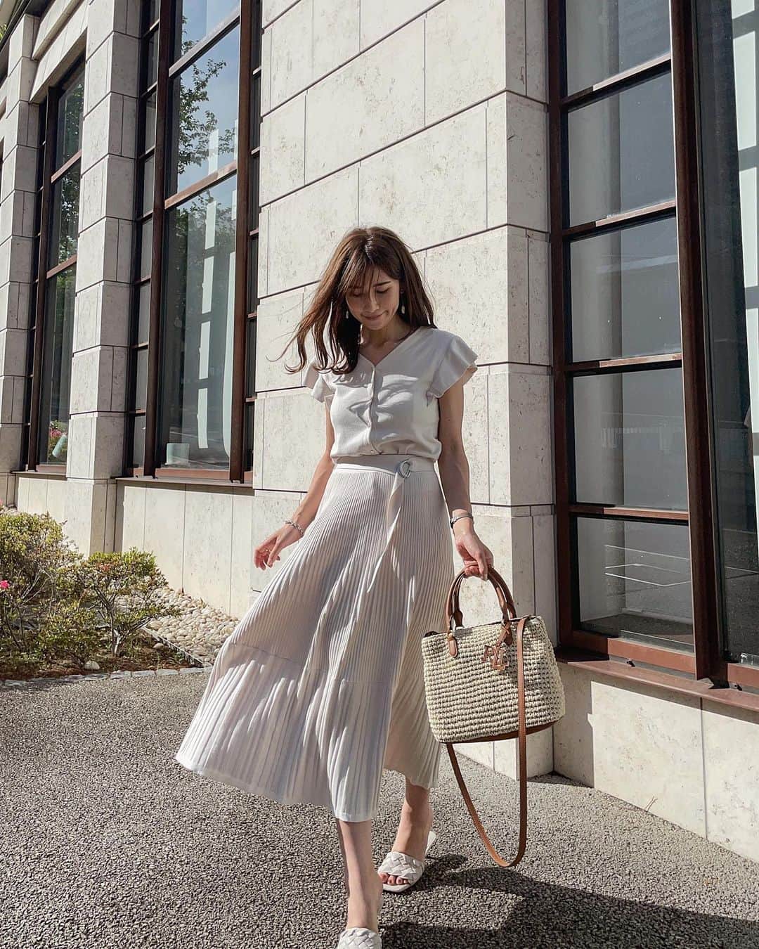 のインスタグラム：「𝙶𝚄 𝚜𝚝𝚢𝚕𝚎.  @gu_for_all_ の新作上下。  ▹▸2WAYフロントボタンセーター 1,290円(5月9日までセール中)   ▹▸リブコンビネーションニットスカート 2,490円  去年も似たセットアップを購入して着回しすごくできたので、 同じNaturalの色をチョイス✨  私が行った銀座店では この色が1番売れてたよ☺️ けど透けるのにインナーついてなかったので、 ペチコートかベージュのパンツ必須です✋💦  イエベ春なので、迷ったら白選びがち🤣 ブラウンのが細見え🐻💕 着回し力ならナチュラル🤍  サイズ感難しかったので、気軽に試着行けない方は質問してね☺️✨  私は前ボタンあって、隙間パッカーンしたのでトップスだけ大きめにしたよ😂  コロナが流行りだしてから全然地元の友達に会ってなかったから 久しぶりに会ったら、子供が産まれてて、別の子はもう産まれそうなお腹だった😳✨  もうビックリだよ😂 いつの間に結婚していつの間に産まれたんだろう。。。  そしてあるあるだけど、 子供の名前とそれが誰の子だったのかが覚えられない🙄  tops&skirt#ジーユー shose #エイチアンドエム   #gu_for_all #ジーユー購入品 #ジーユーコーデ #きれいめカジュアル#きれいめコーデ#カジュアルコーデ#ママコーデ#30代ファッション #骨格ストレート #locari#2wayフロントボタンセーター #リブコンビネーションニットスカート」