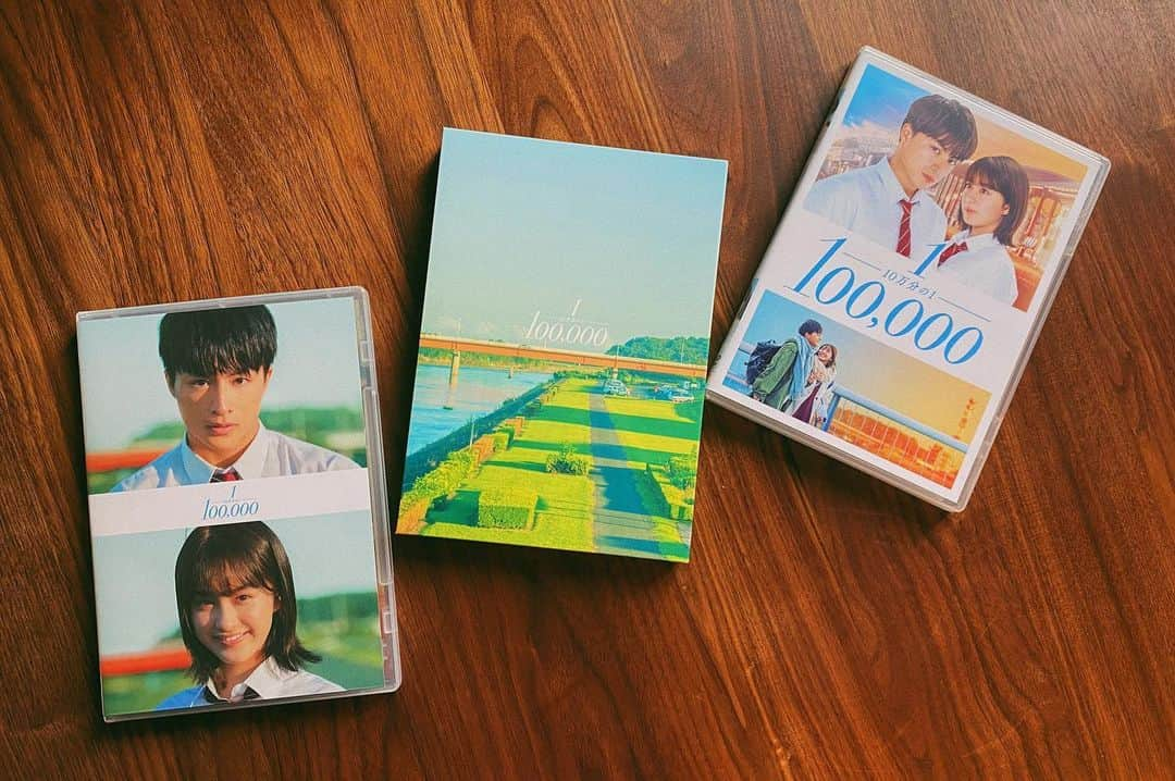 平祐奈さんのインスタグラム写真 - (平祐奈Instagram)「【10万分の1】 明日DVD発売となります🌼  みんなで録った裏話たっぷりなオーディオコメンタリーや 未公開シーンも沢山あってメイキングも面白かったり お家でも10万分の1が楽しめちゃう盛り沢山な内容に なってます♪♪  お家でも見てもらえると嬉しいです☺︎ ぜひ🌼🌼🌼 #10万分の1」5月6日 18時36分 - yunataira_official