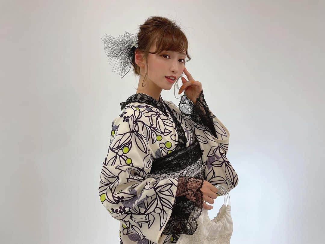 のインスタグラム：「今年はレース推し💭🌼🌼 モノトーンの着物に黒レース可愛い🖤  #kimono #yukata #japan  #引地裕美 #モデル #rq #レースクイーン #アーティスト #UMine  #얼스타그램 #照片 #粉我  #패션스타그램 #데일리코디 #패션 #时装  #vasara #vasarakimono」