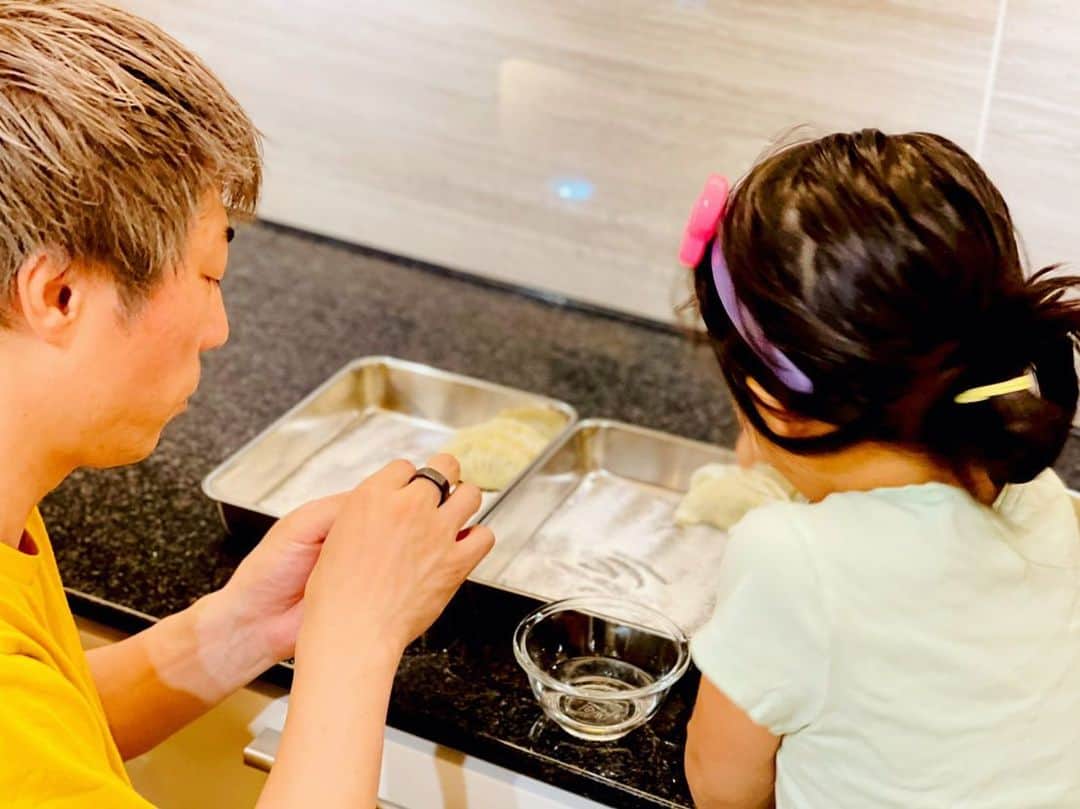 田村淳のインスタグラム：「餃子 娘とステイホーム餃子を作りました。 野菜を多めにしたいとの事でかなりの量のキャベツを投入したら、仕上がりがとても緑でした^_^美味しく頂きました！  どんな餃子が好きですか？  #餃子  #余ったら冷凍保存 #でも次の日に食べてしまう #だから  #冷蔵で良かったよね」
