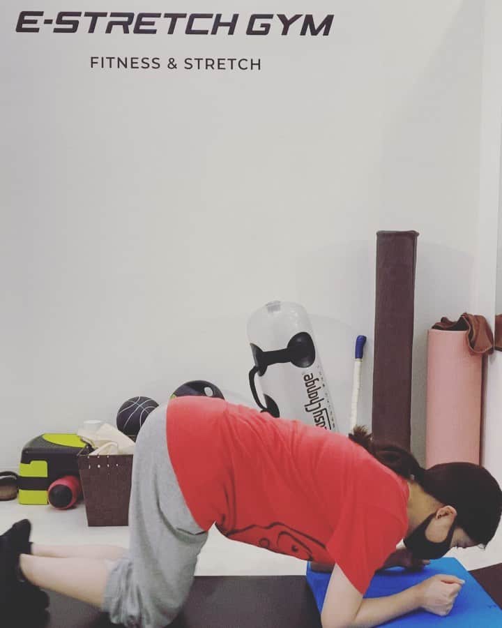 仮谷せいらのインスタグラム：「へなちょこ仮谷をご覧あれ😂😂😂 @estretch.gym  にて💪🔥  いつもビシバシ @ykymzk_1111  に トレーニングしてもらってます…  滑る素材のマットに、滑る素材の靴下？履いて 頑張っております… プルプルしてるね😂笑  めっちゃ筋肉痛…… でも頑張るぞ！！！！！うしゃ！！！  #パーソナルトレーニング」