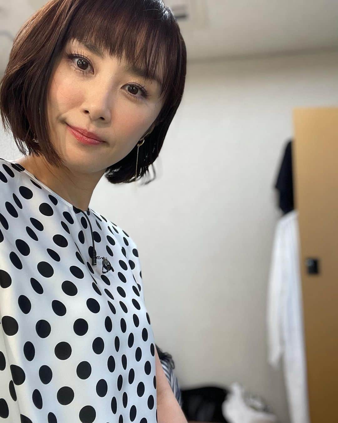 山口もえのインスタグラム：「・  やっとGWが終わったー！！ こどもとの時間は楽しいけど 体力がついていけない…笑 お昼寝ごっこはサイコーなアイディアだと思う💡 どちらが先に寝るかの競争です💕笑 さぁ〜❣️❣️❣️ 今日からまた気持ち新たに働きます！の顔。  #休み明け #なんでこんな疲れてるんだ？！ #笑」