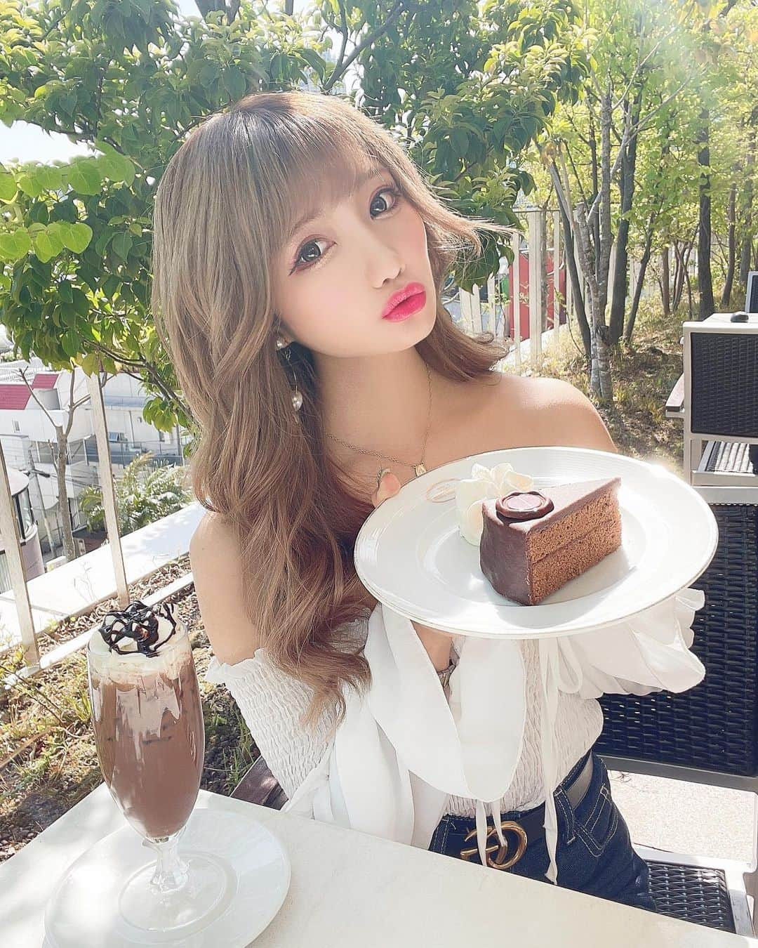 まゆぴちゅーさんのインスタグラム写真 - (まゆぴちゅーInstagram)「𝑪𝑨𝑭𝑬 𝑳𝑨𝑵𝑫𝑻𝑴𝑨𝑵𝑵🍫🕊🇦🇹  表参道B2出口から徒歩1分の AOビルの4階にあるカフェ！🏃‍♀️☕️🍰♡  オーストリアのウィーンにあるカフェの、 海外初出店らしく、お店の雰囲気も最高！  テラスも眺めが良くて気持ちよかった(  ˊ࿁ˋ ) ᐝ✨  お目当てのザッハトルテと モーツァルトトルテと可愛いドリンクを🍫🥤♡  ザッハトルテとかくどくなくてぺろりだった♡  チョコ好きは是非言ってみるべし😎💓！ . . . #カフェ #カフェ巡り #カフェ好きな人と繋がりたい  #表参道カフェ #南青山カフェ #青山カフェ #表参道ランチ #表参道グルメ #東京カフェ巡り  #原宿カフェ #カフェ部 #カフェ活 #スイーツ巡り  #カフェスタグラム #インスタグルメアワード2021  #テラス席があるお店 #テラスカフェ #映えカフェ #オフショルコーデ #ホワイトコーデ #ビジョビ」5月6日 19時10分 - mayu_03pichu