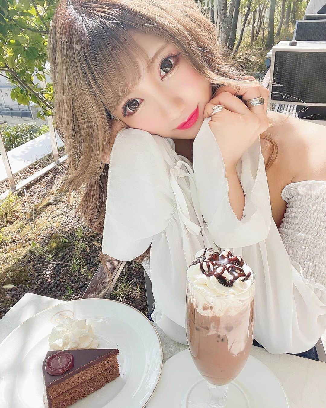 まゆぴちゅーさんのインスタグラム写真 - (まゆぴちゅーInstagram)「𝑪𝑨𝑭𝑬 𝑳𝑨𝑵𝑫𝑻𝑴𝑨𝑵𝑵🍫🕊🇦🇹  表参道B2出口から徒歩1分の AOビルの4階にあるカフェ！🏃‍♀️☕️🍰♡  オーストリアのウィーンにあるカフェの、 海外初出店らしく、お店の雰囲気も最高！  テラスも眺めが良くて気持ちよかった(  ˊ࿁ˋ ) ᐝ✨  お目当てのザッハトルテと モーツァルトトルテと可愛いドリンクを🍫🥤♡  ザッハトルテとかくどくなくてぺろりだった♡  チョコ好きは是非言ってみるべし😎💓！ . . . #カフェ #カフェ巡り #カフェ好きな人と繋がりたい  #表参道カフェ #南青山カフェ #青山カフェ #表参道ランチ #表参道グルメ #東京カフェ巡り  #原宿カフェ #カフェ部 #カフェ活 #スイーツ巡り  #カフェスタグラム #インスタグルメアワード2021  #テラス席があるお店 #テラスカフェ #映えカフェ #オフショルコーデ #ホワイトコーデ #ビジョビ」5月6日 19時10分 - mayu_03pichu