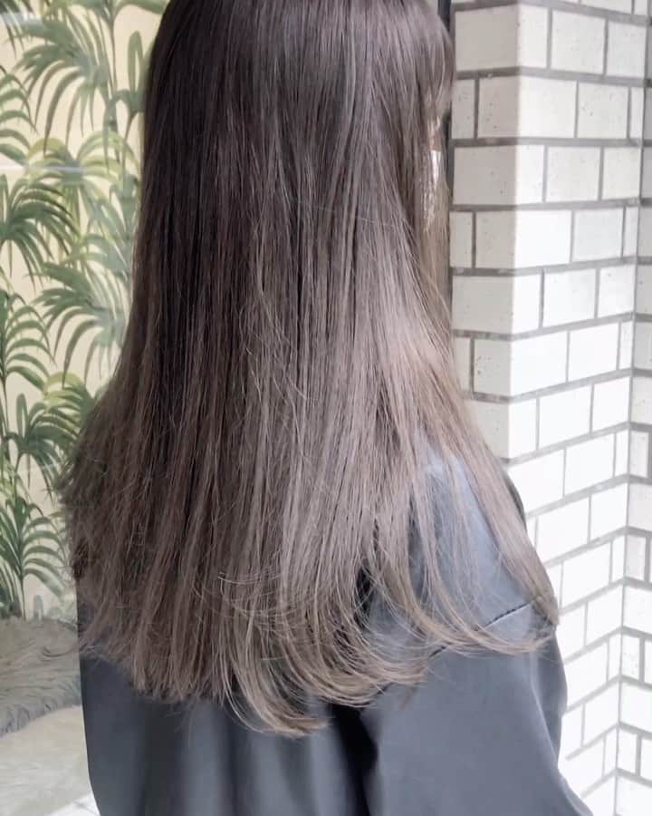 新倉真奈美のインスタグラム：「sheer gray🤍  #linkybyshima#haircolor#透明感カラー#アンニュイヘア#グレージュ」