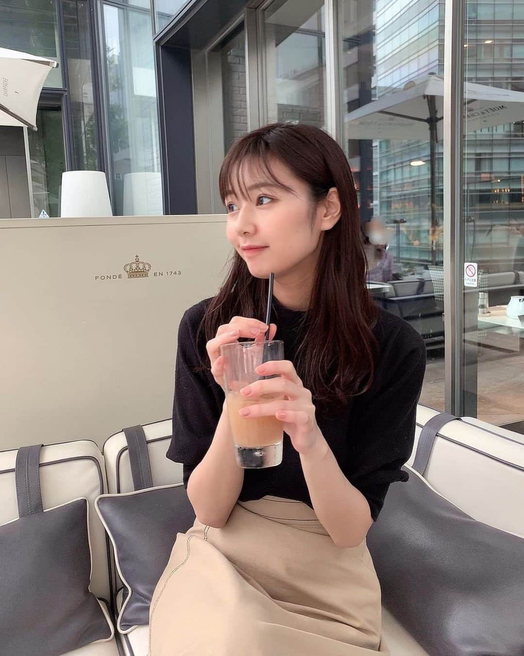 杉浦みずきのインスタグラム：「. いつかのテラスランチ🍽🤍 マーサーブランチほとんどの店舗行った気がする笑 ・ ・ 某オサケのロゴがうしろで主張激しかったので アプリで消しました笑笑 #マーサーブランチ #マーサーブランチ銀座  #mercerbrunch  #テラス #テラスランチ #銀座カフェ #銀座ランチ  #私服 #春服 #ootd」