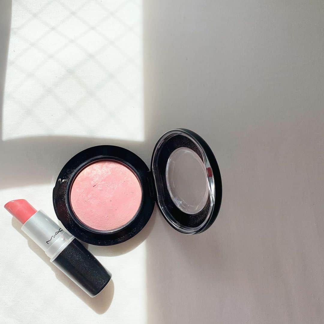 のインスタグラム：「. 春になるとピンクメイクがしたくなりますね🌸  @maccosmetics  右　マック　ミネラライズブラッシュ　デインティ  左　マック　リップスティック　シーシアー  #コスメ #デパコス #リップ #デパコスリップ #チーク #デパコスチーク #春メイク #ピンクメイク #マック #mac #ミネラライズブラッシュデインティ #リップスティック」