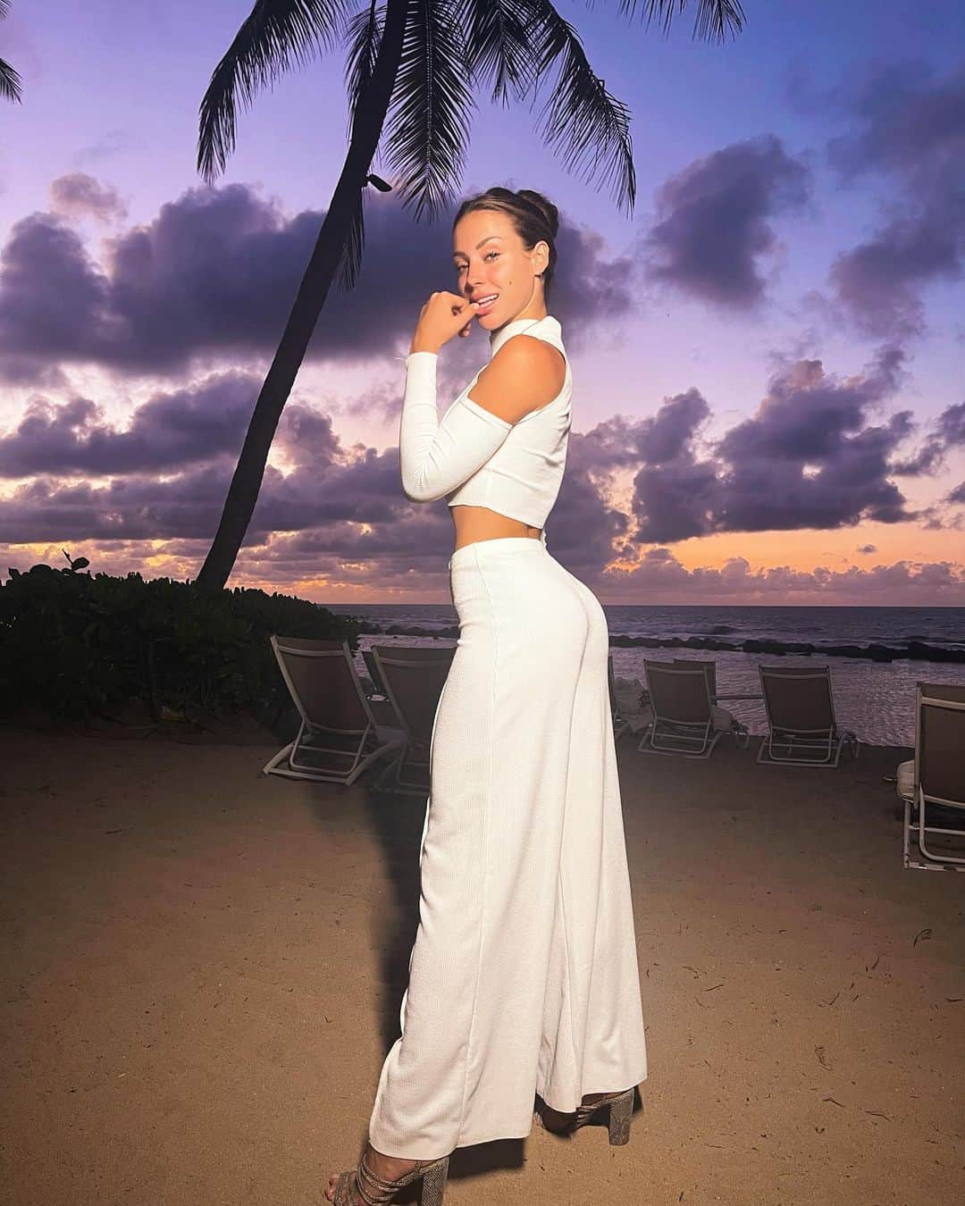 チャーリー・ジョーダンのインスタグラム：「Sometimes all I think about is you 🦋  @boohoo」