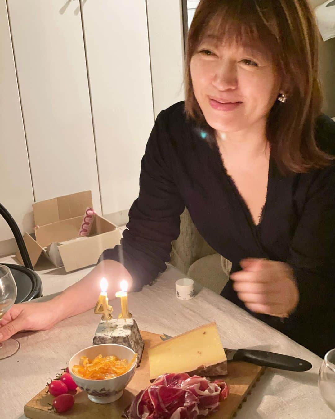 猫沢エミさんのインスタグラム写真 - (猫沢エミInstagram)「そもそもパリのあきちゃんが日本に来てるってことで催された酒池肉林ナイトは、そのまま美雨ちゃんの誕生日パーティーへ。  私は手前味噌な料理をいくつか。  山女のもち麦入り炊き込みごはんが美味しかった。  シェ・ヒラマツのシェフ、たかしくんが、甘鯛のお刺身やらすごい牛肉を携えて駆けつけてくれて、さすがプロのお料理でした。  美雨ちゃんも何品も作ってくれたのだけど、全部美味しくてまんまと写真撮り忘れ😫  チーズプレートに41✨  Bon anniversaire Miu 🎂  #猫沢飯　#ねこしき　#東京下町時間」5月7日 6時02分 - necozawaemi