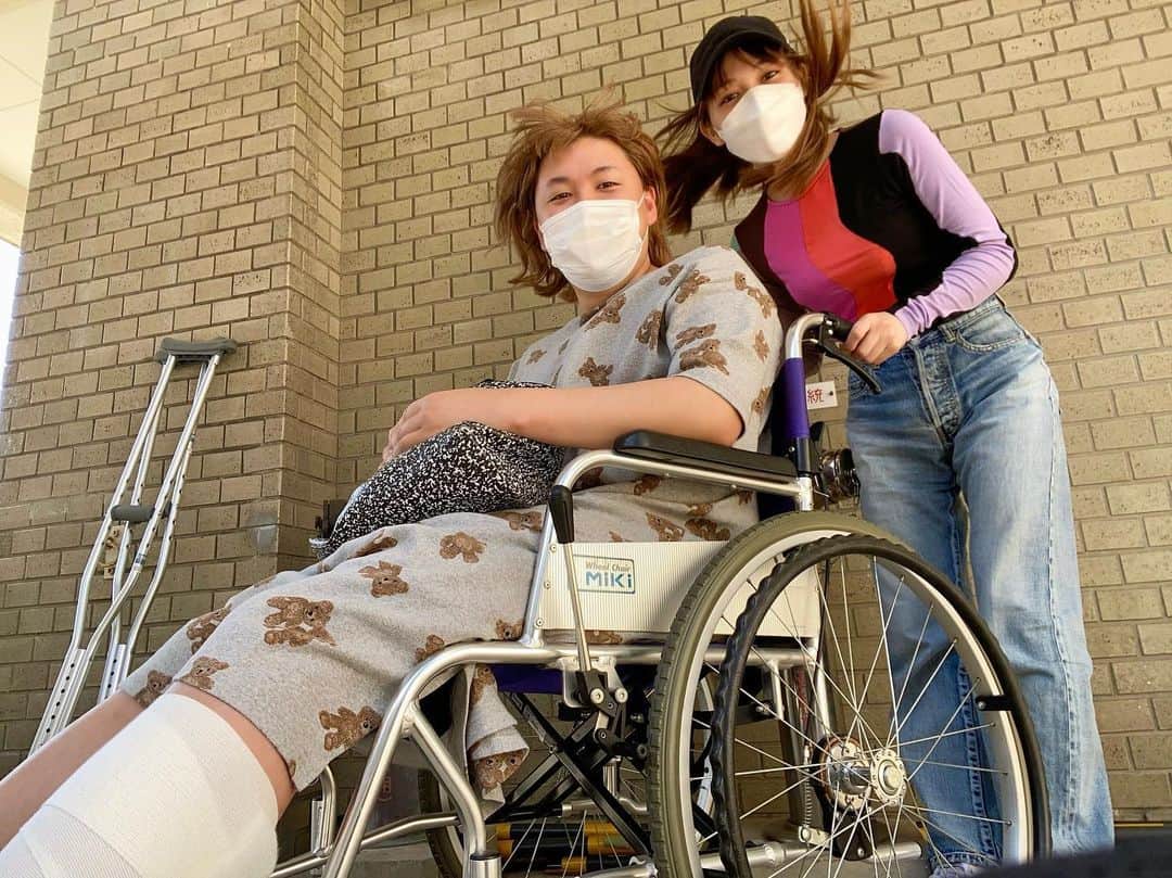 ぺえのインスタグラム：「いつもありがとう😌💕 #あたしの怪我を支えてくれている女 #80キロのあたしを一生懸命に押してくれてありがとう #坂道もでこぼこ道も踏ん張りながら一緒に歩いてくれてありがとう #朝早くても病院に連れて行ってくれて #ちょっと風を感じたいって思ってたらお散歩に連れて行ってくれたり #お風呂に入れないからタオルで体を拭いてくれたり #愛犬ロナウドのお散歩にも自分から行ってくれる #弱った私の体に愛が本当に染み渡る #いつも車椅子を押してくれるたびに涙が出そうになる #自分がピンチの時に支えてくれる人がいることに本当に感謝 #ひとりでは生きていけない人生 #今の私はたくさんの人に助けられています #辛い気持ちを救ってくれる皆さんからのコメントにも本当に感謝 #一緒に歩いてくれる人がいることがどんなに幸せなことか実感させられる日々 #腫れやむくみも徐々に引いて指の感覚も戻ってきています #ゆっくりとじっくりと乗り越えていきます #アキレス腱断裂からもうすぐ3週間 #たくさんの愛のおかげであっという間です #ありがとうよりありがとう  #怪我する前にお菓子作りした動画アップしました #人生初のお菓子作りでした#見てね」