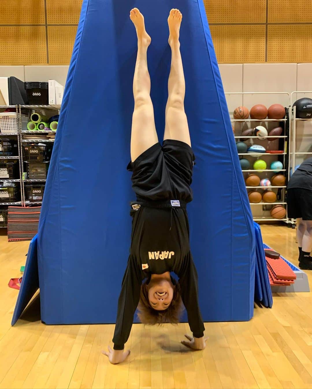 宮崎早織のインスタグラム：「全力笑顔で逆立ち🦵🦵🦵」