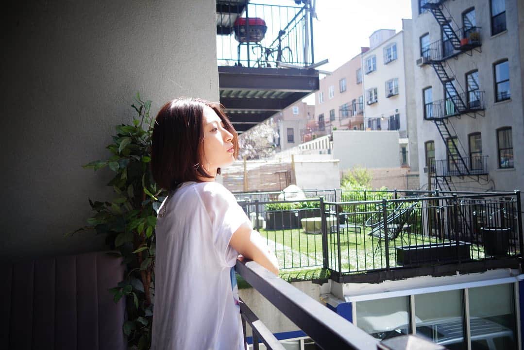 瀧本美織のインスタグラム：「🦜 いつかのNY、ロケ合間にて。  #いつかの  #nyc  #drama  #bobhair」