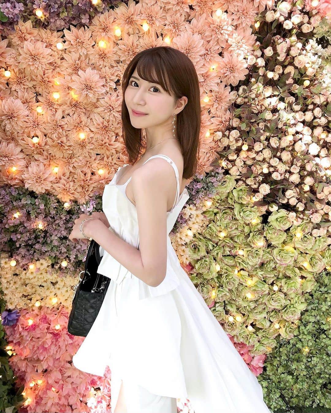 のインスタグラム：「🌼🌷🌸🌻 𝑳𝒐𝒗𝒆,𝑩𝒐𝒏𝒊𝒕𝒐♡𝒘𝒉𝒊𝒕𝒆 . 昨日もご紹介させていただいた わたしが最近注目しているシンガポール発の @lovebonito . シンプルから華やかなものまで。 カジュアル、ガーリー、クールなど 沢山のデザインのお洋服が揃いながら どれも統一してどこか“美しい”と感じる💐 . 新たな自分に出逢えそうなブランドです💕 . . 昨日は全身だったので 今日は細部がよくわかるアップめの写真🕊💛 . . これからもっといろいろな コーディネートをしていくので 楽しみにしていてくださいね😆♪ . . Tops/Skirt：#lovebonito #ラブボニート Bag/Pumps：#dior #ディオール . . . . #lovebonitojp #LBOOTDs #inspirewithLB #singapore #pr #whitestyle #allwhite #2021summer #ホワイトコーデ #オールホワイト #白コーデ #海外ファッション #海外ブランド #シンガポール #キレイめコーデ #キャミソール #ドレスアップ #お洒落好き #ファッションショー #きれいめファッション #夏先取り #2021夏 #花に癒される #花が好き」
