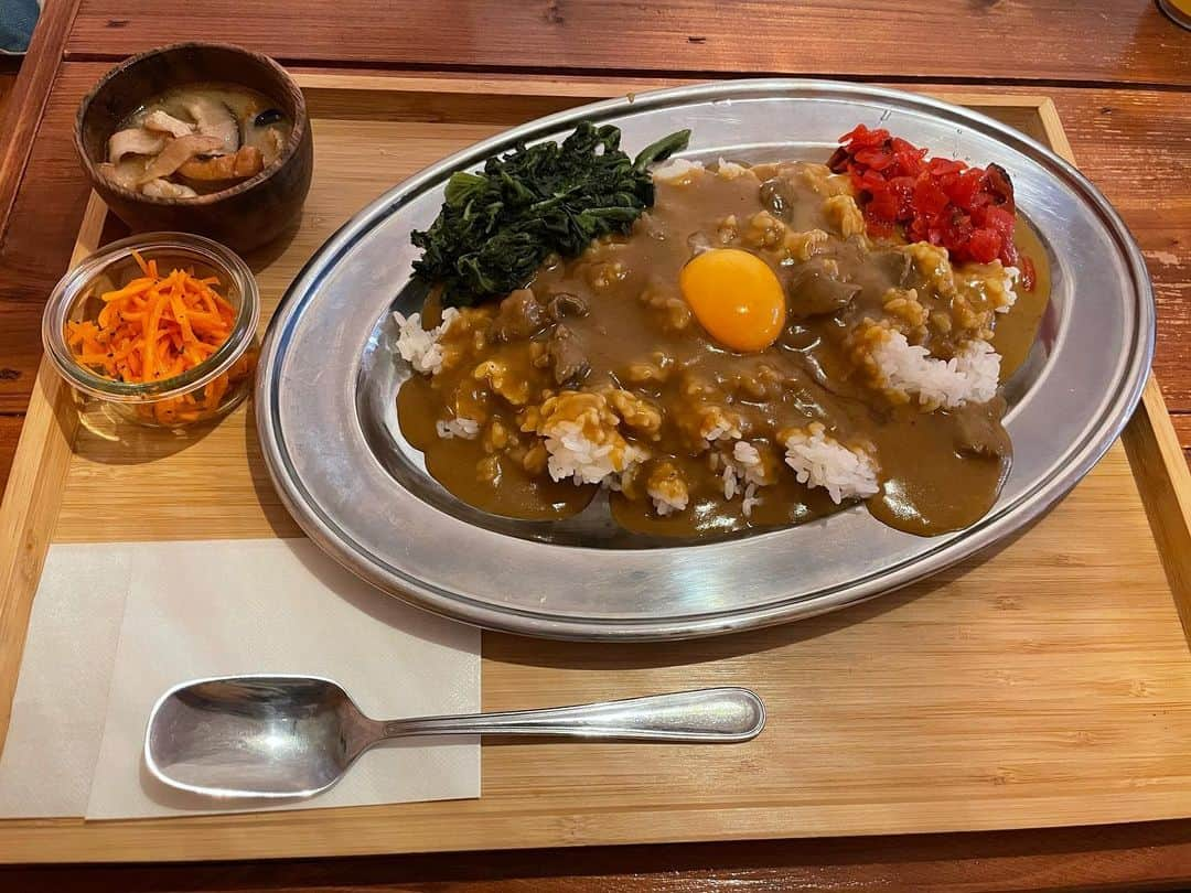 まきさんのインスタグラム写真 - (まきInstagram)「ずっと気になってた カレー屋さん🍛  一口目が甘くて、 後から辛さがやってくる 初めての感覚。。  セットで付いてくる お味噌汁？も最高！  美味しかったー🤍  #大阪マドラスカレー  #カレー #下北沢 #あゆくま #あゆみくりかまき」5月6日 22時19分 - maki_ayumikurikamaki