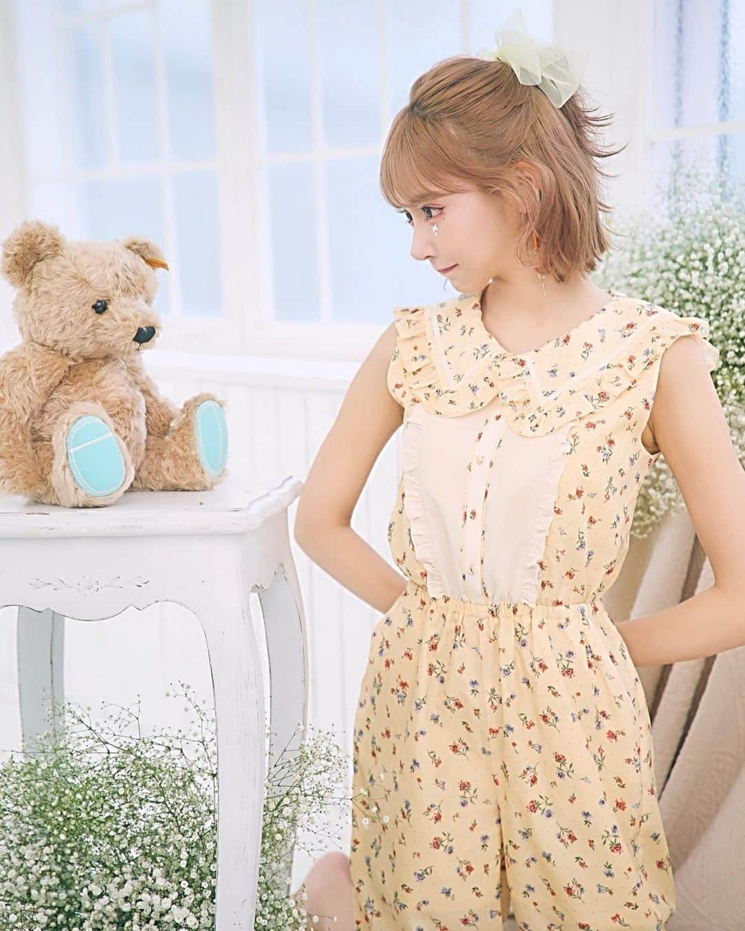 明日花キララのインスタグラム：「このお洋服 @moca.gram モカに 1番キララさんぽいですって言われた🍋❤︎ ぽいかな？🧸 今はまだ寒いからガーデにセーラーの襟出して着てるんだけどそれもとっても可愛いの..🥺🥺🤍 @cpito_official のお洋服購入出来るのは本日の23:59までだよ！！ 購入特典もあるので本日中にチェックしてね👩🏻‍🏫」