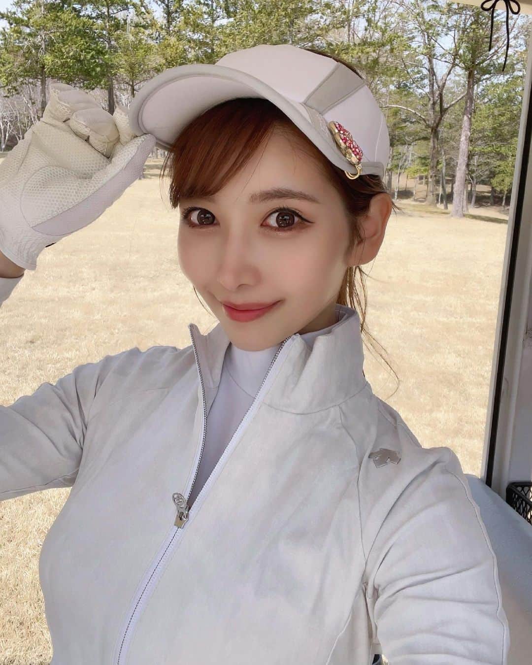 のインスタグラム：「. こんばんは⭐️ . 自撮りを🤳🥰 またも同じ顔、同じ角度、、🤣 つっこまないでね🤣 . 明後日は久しぶりにラウンドだから楽しみ！ スライスが不安だけど🥺 明日は練習行こーっと！⛳️ . #ゴルフ女子#ゴルフ初心者#ゴルフ#ゴルフウェア#ゴルフコーデ#デサントゴルフ#ゴルフ好き#ゴルフ好きな人と繋がりたい#ホワイトコーデ#descentegolf#golf#golfstagram#golfgirl#golfwear#golflife」