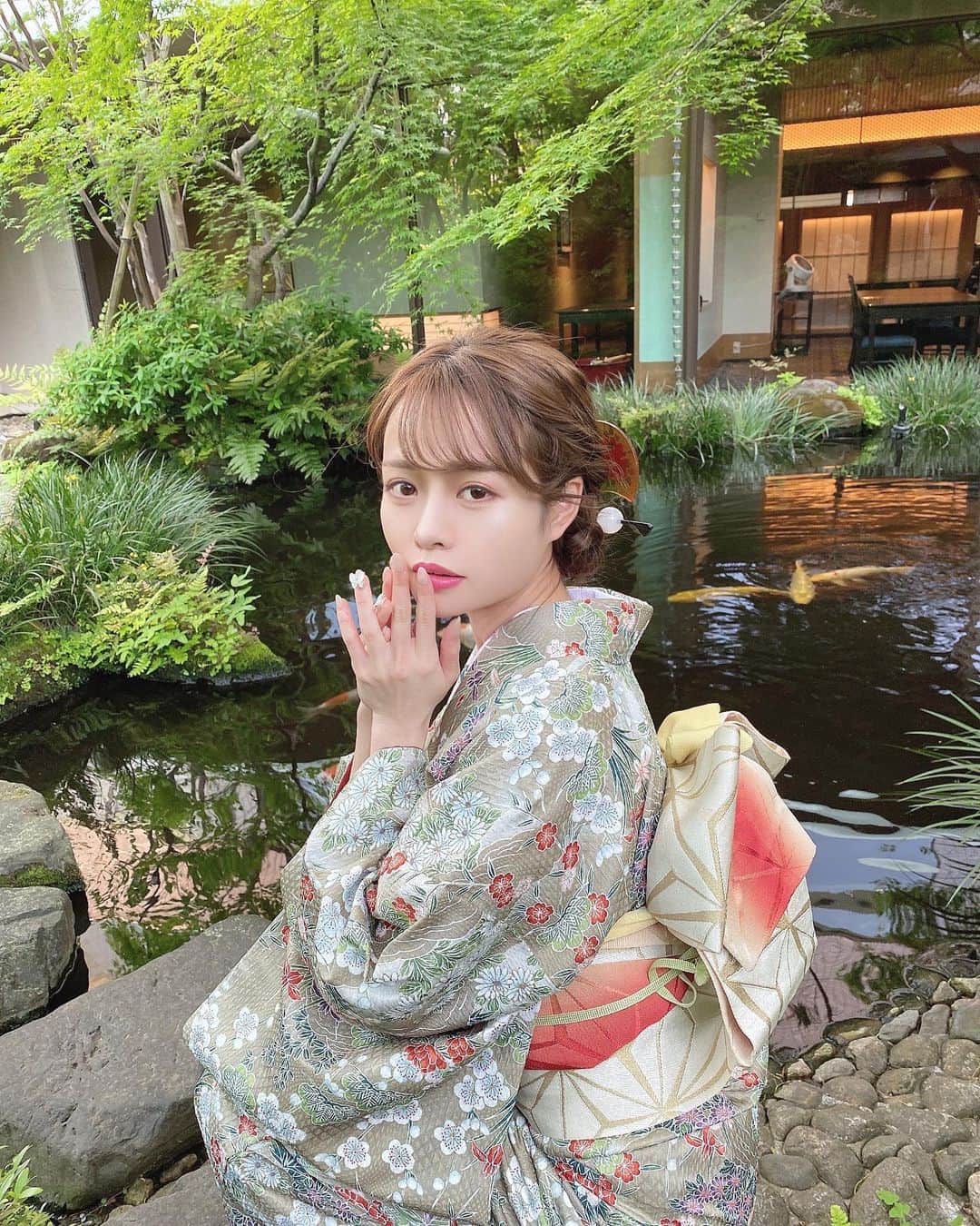 のインスタグラム：「日本庭園をお着物でお散歩👘💓 　 新緑が眩しい緑の季節🍃 緑のお着物にも新緑がピッタリ💓 　 撮影した美しい日本庭園は日本料理"源氏香"のお庭です。都心であることを忘れてしまうほど美しくて静か💓 　  そんな今日5月6日からは「立夏」🌻 アクティブな夏が始まりますね💓 　  お着物 @asakusa_sawadaya  庭園　@royalparkhotel.tokyo 源氏香 　 　 　 #日本庭園#着物#着物ヘア#着物コーディネート#訪問着#着物ヘアアレンジ#和服#庭園#日本橋#新緑#お庭#日本料理#ロイヤルパークホテル」