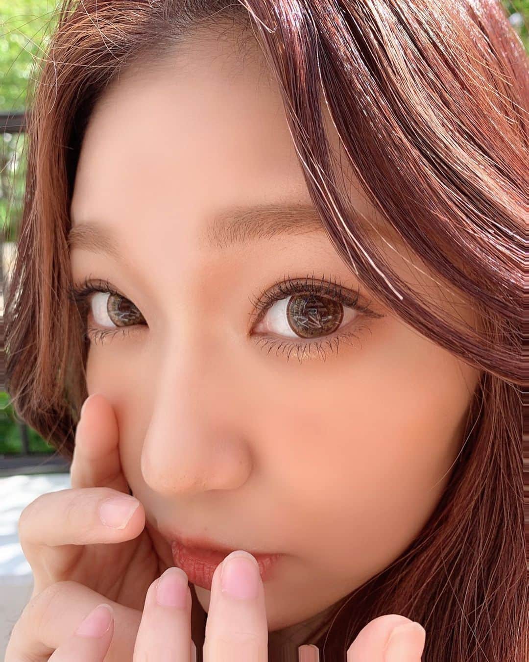 いっちゃん/嶋津 いつみのインスタグラム：「. . どアップ失礼🙂🙏🏻 . . . まつ毛はずっと自まつ毛の パリジェンヌ派なんやけど 今回、初めて下まつ毛も パリジェンヌしてもらってん🥺💜💜💜 . . . もぉ最強に楽ちんやし 何もせんでも盛れるから かなりオススメです😭✨ . . . ビューラーなしの マスカラテキトーにパパっと塗って この仕上がりよ🙆‍♀️🧡 . . . . 来週また @anne__serina  ちゃんに パリジェンヌしてもらうんやけど きゅるんきゅるんのカールが 楽しみー😍 . . . . .  #いっちゃん  #フリーモデル  #いっちゃんコーデ #ブライダルモデル #アレンジモデル #ヘアカラー  #ヘアアレンジ #くしゃ顔  #フリーモデル #ドレスモデル #ダイエット  #치맥  #좋아요환영 #소통환영 #팔로우환영  #팔로미 #인친환영 #친구해요 #셀카 #셀피」
