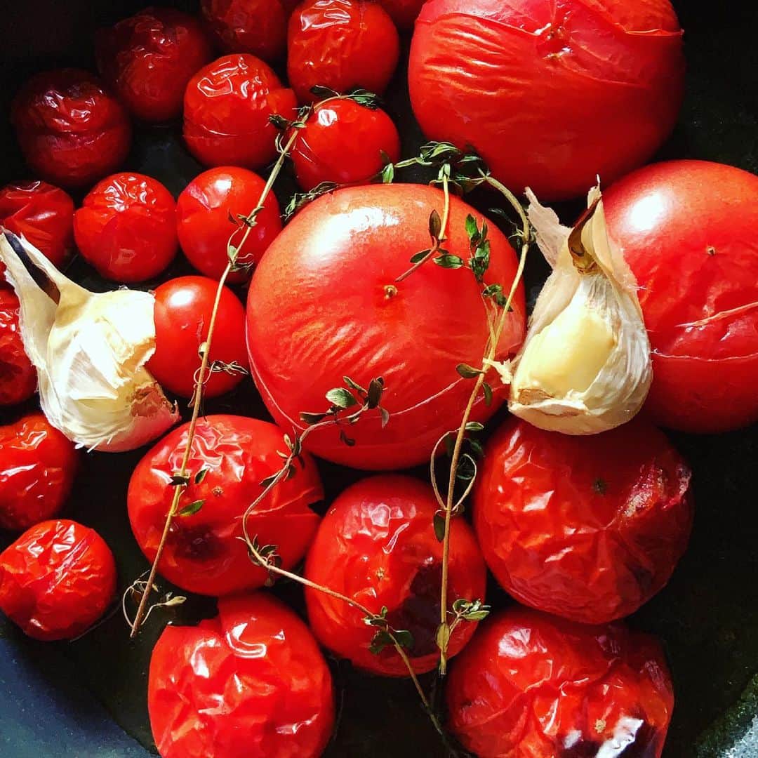 志摩有子さんのインスタグラム写真 - (志摩有子Instagram)「オルランド　@oguland2014 で食べたフレッシュなトマトソースのパスタがとても美味しかったので自己流でトライ。数種類のトマトを使っているということだけをヒントに、とりあえずオリーブオイルを回しかけ、ニンニクとハーブと一緒にオーブンでロースト。焼き上がったら皮を取り除いてオリーブオイルを足して潰しながら煮込む。それだけでびっくりするほど甘く濃厚になる。茹で上げたパスタと合わせてパルミジャーノ。うふ、満足。  #フレッシュトマトソース  #フレッシュトマトのパスタ  #パスタ部 #人見知りシェフはなんて言うかな」5月6日 22時40分 - ariko418