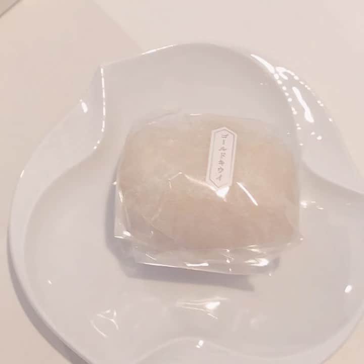 高橋里帆のインスタグラム：「お店の前を通るたびに気になっていたので遂に！！ @benzaiten.daifuku 　フルーツ大福おすすめは、ゴールデンキュウイがすごく美味しかったぁ〜💕 他にも色々食べましたがこれが一番❣️ フルーツと大福のバランスが1番良かったです✨  初ゴールデン大福🤩  覚王山フルーツ大福 弁才天  #高橋里帆オススメ #大福#フルーツ大福#弁才天#デザート#大福#ツイーツ」