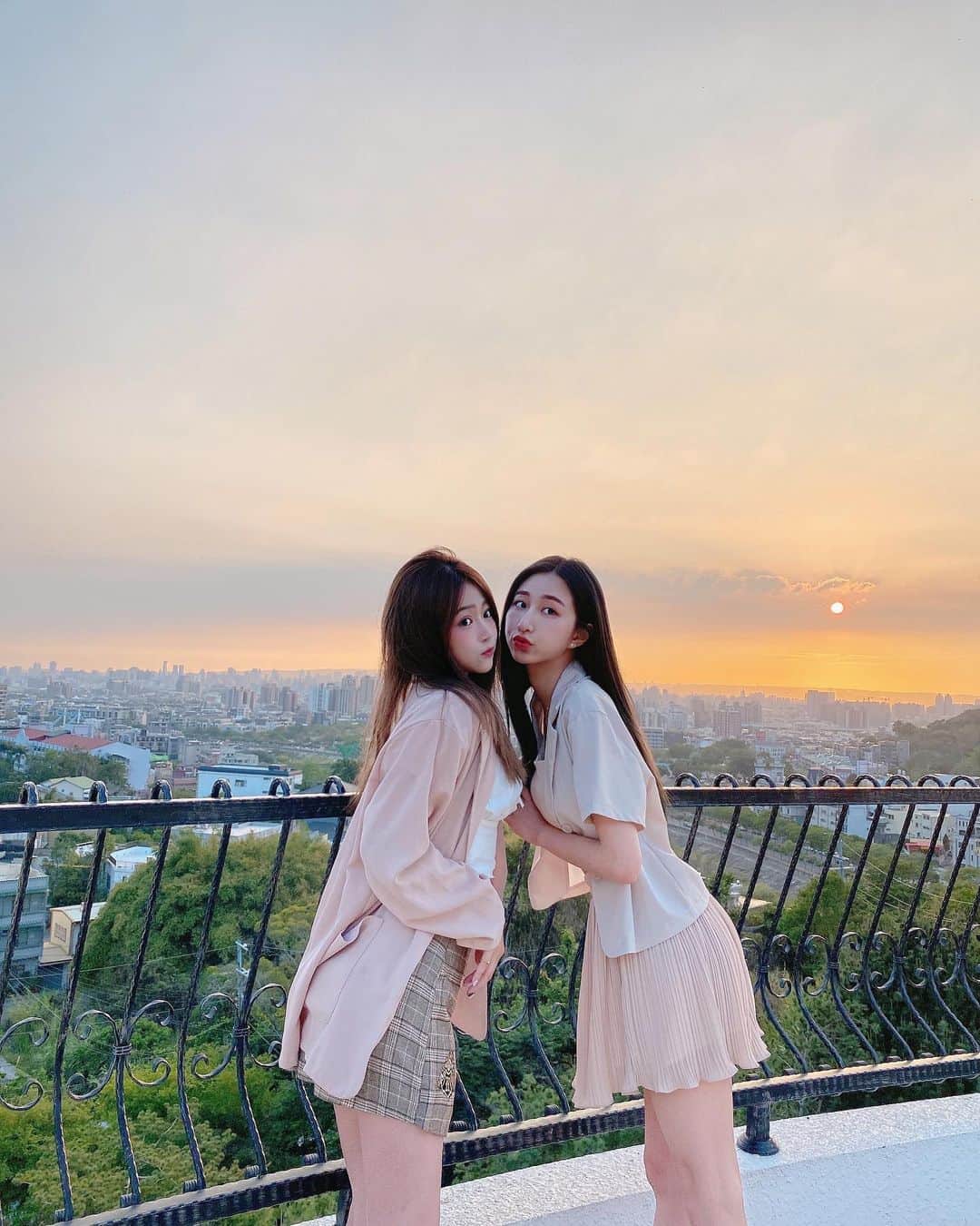 徐薇涵（Wei Han Xu）のインスタグラム：「下來一起拍美照💕 還穿的有點姐妹裝 有像有像喲 有點可愛🥰」
