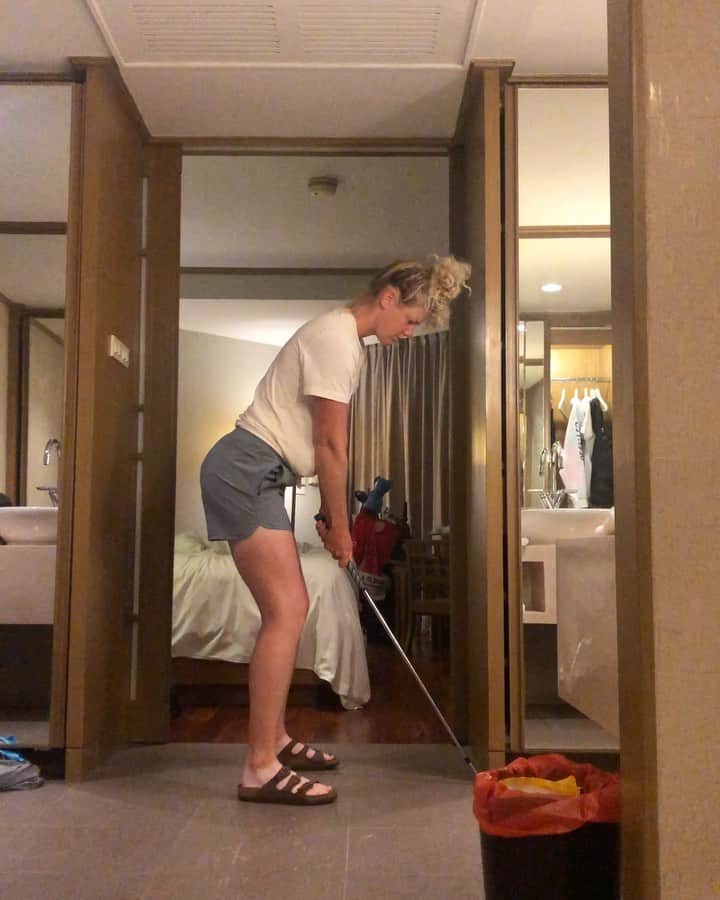 エイミー・オルソンのインスタグラム：「Tag the friend who is convinced they will perfect their swing in their hotel room. (p.s. don’t mind the crazy hair) 🦁 #golfswing #golf #golfdrills #golfaddict #lpgatour #lpga #womensgolf #girlsgolf #womenwhogolf #golfer #ladiesgolf」
