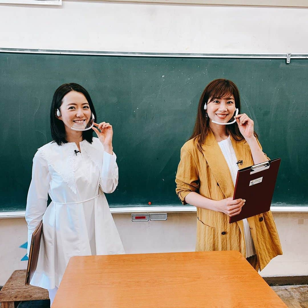 内田嶺衣奈さんのインスタグラム写真 - (内田嶺衣奈Instagram)「お台場バドミントン学園🏸  今回は久々に！佐野アナが登場します☺️！ ゲストはエンワタペアのお二人です🌟  西陽を全身にこれでもかとたっぷり浴びる佐野さん😂🌅笑 (写真1枚目)  今回は なんだかカッコいいマウスシールドを装着！ (写真2枚目)  そして潮田さんベストマザー賞受賞おめでとうございます🏆🧡 なんだか私まで嬉しい気持ちに😆💕 いつも潮田ファミリーのお話を色々聞くのが楽しみなんです🥰  ※番組が3年目に突入🥳 今回からバド学の放送時間がお引越しします！ 5/9(日)17時〜です🌟  #バド学 #マウスシールド #近未来的 #ベストマザー #潮田先生 #西陽たっぷり #佐野アナ」5月6日 23時39分 - reina.uchida