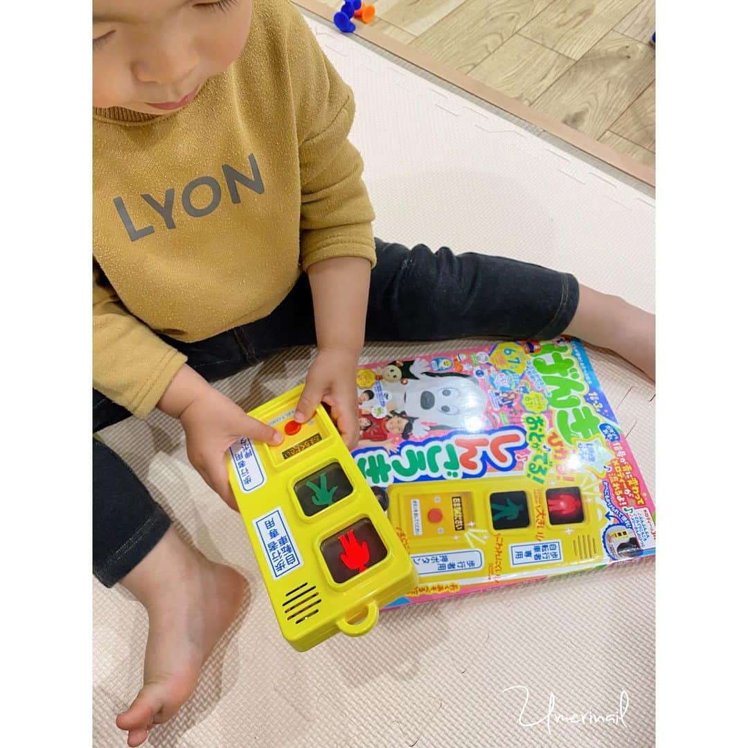 うめりさんのインスタグラム写真 - (うめりInstagram)「𝟚𝟘𝟚𝟙.𝟘𝟝.𝟘𝟞 幼児雑誌【げんき 6・7月号】のご紹介🧸﻿ ┈┈┈┈┈┈┈┈┈┈┈┈┈┈﻿ 付録：しんごうきあそび﻿ @genki_magazine﻿ ┈┈┈┈┈┈┈┈┈┈┈┈┈┈﻿ ﻿ 今回の付録は、﻿ 全長20cm程もあるビックサイズの﻿ 音のなるしんごうきのおもちゃ🚥✨﻿ ﻿ ボタンを押すとまず赤になり、﻿ 数秒したら青に変わってメロディーが流れます！﻿ そしてメロディーが終わるとまた赤に戻るという﻿ とってもリアルな仕様になっています🙌﻿ ﻿ しかもメロディーも3曲入ってて楽しめます🎼﻿ ﻿ うちは田舎なのであんまり﻿ この歩行者用の信号機に馴染みがなかったけど(笑)﻿ 「赤は止まれ、青になると進めるよ🚶‍♀️」と﻿ 教えるきっかけになりました😙﻿ ﻿ それからは信号を見つけては、﻿ 「赤はー止まれ！」とかいう様になった✨﻿ ﻿ あと気に入った㌻は﻿ 今めちゃめちゃ車ブーム🚓なので﻿ トミカのページの食いつきがすごかった！👀﻿ ﻿ 今月号も楽しませてもらいました😇﻿ ﻿ #2歳2ヶ月﻿ #講談社げんき﻿ #げんき6月号﻿ #しんごうきあそび﻿ #げんき読者サポーター﻿ #おかあさんといっしょ #ワンワン﻿ #いないいないばあっ﻿ #げんき #Eテレ #こども雑誌 #雑誌付録」5月6日 23時51分 - umerinail