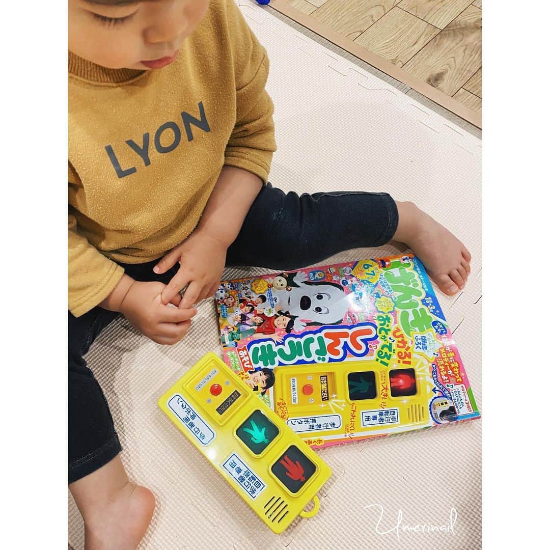 うめりさんのインスタグラム写真 - (うめりInstagram)「𝟚𝟘𝟚𝟙.𝟘𝟝.𝟘𝟞 幼児雑誌【げんき 6・7月号】のご紹介🧸﻿ ┈┈┈┈┈┈┈┈┈┈┈┈┈┈﻿ 付録：しんごうきあそび﻿ @genki_magazine﻿ ┈┈┈┈┈┈┈┈┈┈┈┈┈┈﻿ ﻿ 今回の付録は、﻿ 全長20cm程もあるビックサイズの﻿ 音のなるしんごうきのおもちゃ🚥✨﻿ ﻿ ボタンを押すとまず赤になり、﻿ 数秒したら青に変わってメロディーが流れます！﻿ そしてメロディーが終わるとまた赤に戻るという﻿ とってもリアルな仕様になっています🙌﻿ ﻿ しかもメロディーも3曲入ってて楽しめます🎼﻿ ﻿ うちは田舎なのであんまり﻿ この歩行者用の信号機に馴染みがなかったけど(笑)﻿ 「赤は止まれ、青になると進めるよ🚶‍♀️」と﻿ 教えるきっかけになりました😙﻿ ﻿ それからは信号を見つけては、﻿ 「赤はー止まれ！」とかいう様になった✨﻿ ﻿ あと気に入った㌻は﻿ 今めちゃめちゃ車ブーム🚓なので﻿ トミカのページの食いつきがすごかった！👀﻿ ﻿ 今月号も楽しませてもらいました😇﻿ ﻿ #2歳2ヶ月﻿ #講談社げんき﻿ #げんき6月号﻿ #しんごうきあそび﻿ #げんき読者サポーター﻿ #おかあさんといっしょ #ワンワン﻿ #いないいないばあっ﻿ #げんき #Eテレ #こども雑誌 #雑誌付録」5月6日 23時51分 - umerinail