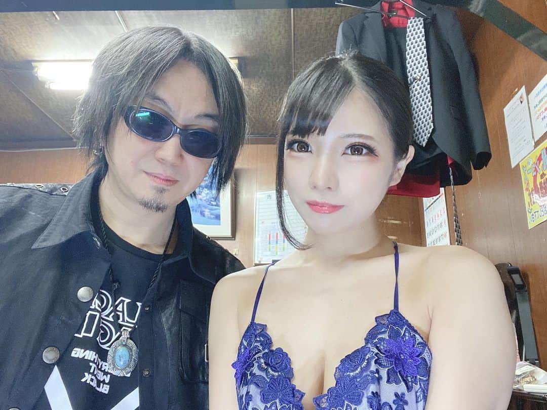 美らかのん（久我かのん）さんのインスタグラム写真 - (美らかのん（久我かのん）Instagram)「. . . 池袋ミカド劇場2日間ありがとうございました🙏💞 . 本当に沢山の方が来てくださって…🙏✨ . 勇気を出して来てくれた女の子達は勇気を出して来てくれて本当に本当にありがとう…🙏💞 . 女性料金があるということは女性も来て大丈夫だよー✨って意味もあったり☺️ . ⚠️女性料金なくてもどのイベントも女性大歓迎👏💞💞💞 . Twitterで #くるかの夫婦 で同行者探して女の子同士で来てくれる子もいて幸せな気持ちになりました🥰 . . そしてお馴染みの皆様も、みんながいないと私不安になっちゃうからね…。それくらいみんなの存在が大事になってるんだよ…。ということで今回も来てくれてありがとね🥺💞 . . やはり生で近くで観てもらえるのはより興奮しますね🤤💞 . 次回のSMショーは5/11.19の新宿ニューアートです❣️ . . . #くるかの夫婦 #ミラ狂美 #美らかのん #smショー #池袋ミカド劇場 #新宿ニューアート #ストリップ #ストリップ劇場 #劇場 #楽屋 #イベント情報 #主従関係 #下着撮影 #sm #japanese #kinbaku #goodnight」5月7日 0時03分 - chura_kanon