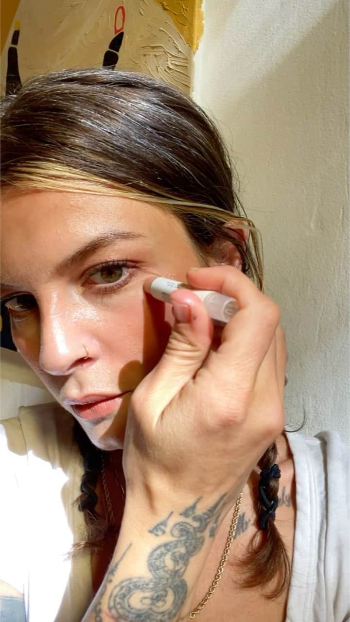 glorianotoのインスタグラム：「Go from being dull AF to bright n’ peachy in less than 5 min -  // Only 1 hand + finger needed + Ono Ono / Hydra Highlighter from @glorianoto」