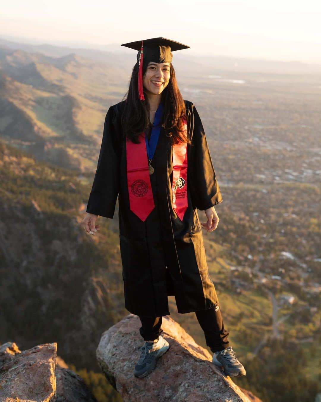 ニーナ・ウィリアムズのインスタグラム：「May 6th 2021 🎓 20 year-old Nina could never have pictured where she’d be 10 years later. Certainly not on top of the First Flatiron in a cap and gown 😂 but since we couldn’t have an in-person ceremony, I took my graduation walk across a different stage.   And that’s kind of what it’s all about, right? Make do with what you have in pursuit of difference, change, meaning, fulfillment, and lightness. Everyone’s pursuit will look a little different, but the simple lessons remain: Lean on the people around you. Trust in the person you are inside. Forever remain a curious student of life. It’s not the graduation that matters, but what you do with what you learn on a daily basis.   Thinking especially of my family today ❤️ who supported all my decisions from the beginning. Your trust in me has been the foundation of my confidence.   And particularly thankful for james_lucas; my witness to the gritty reality of stress and procrastination.   Its time for the next adventure 🤩 #cuboulder #collegegrad #classof2021 #skobuffs #foreverbuffs‼️」