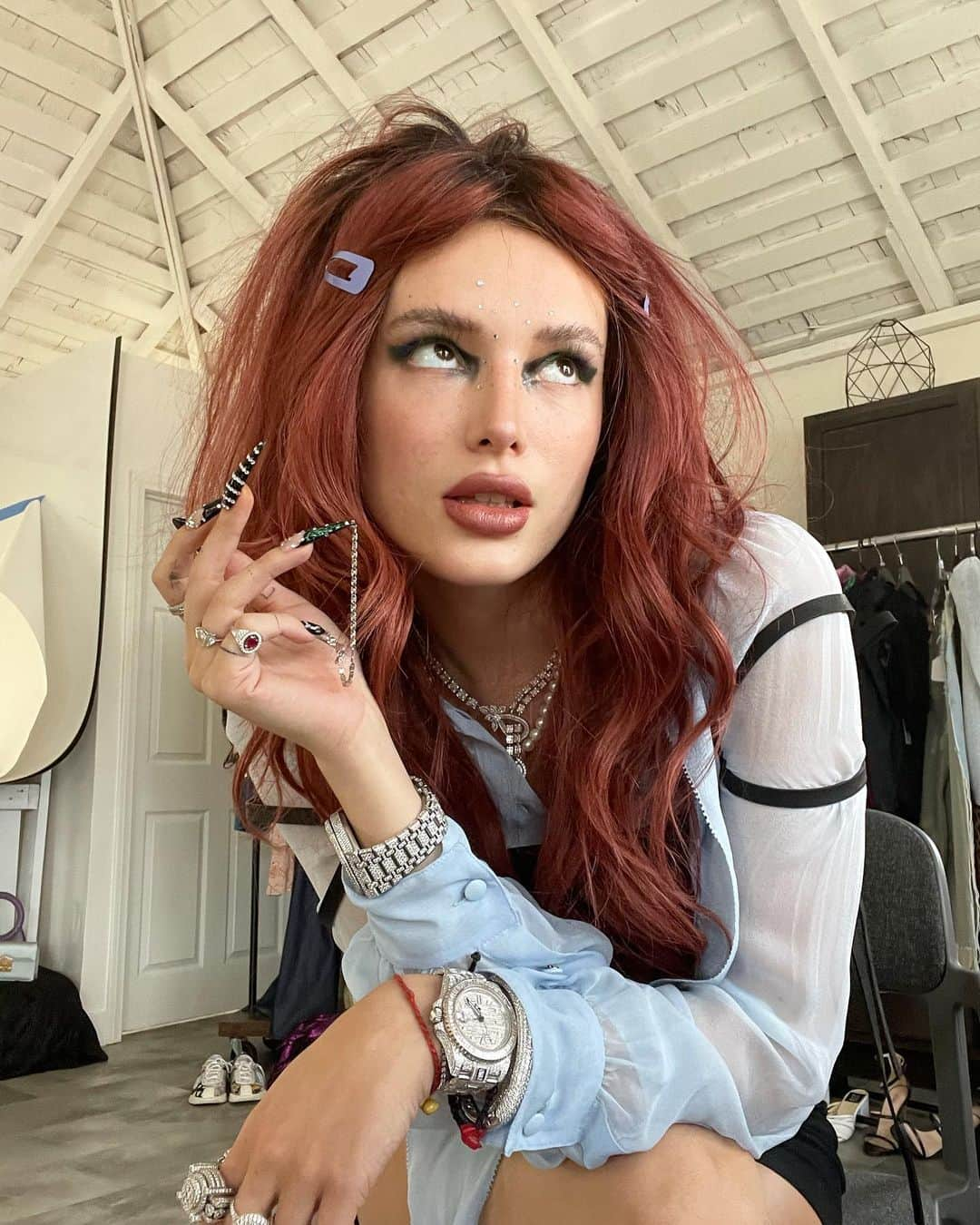 ベラ・ゾーンさんのインスタグラム写真 - (ベラ・ゾーンInstagram)「Bts from my harpers cover I had so much fun doing this messy eye !!!  Also what’s ur fave ring is wearing? Can’t decide between the two on my right finger the green baby or the big boy ??」5月7日 2時53分 - bellathorne